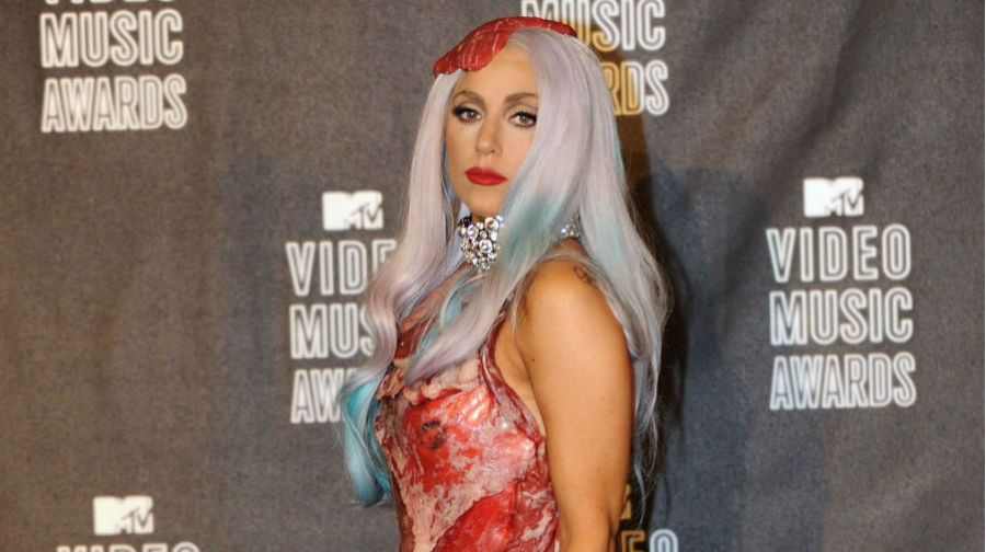 Леди гага на звонок. Леди Гага косплей. Леди Гага в платье из игрушек. Леди Гага горячие. Леди Гага MTV VMA 2020.