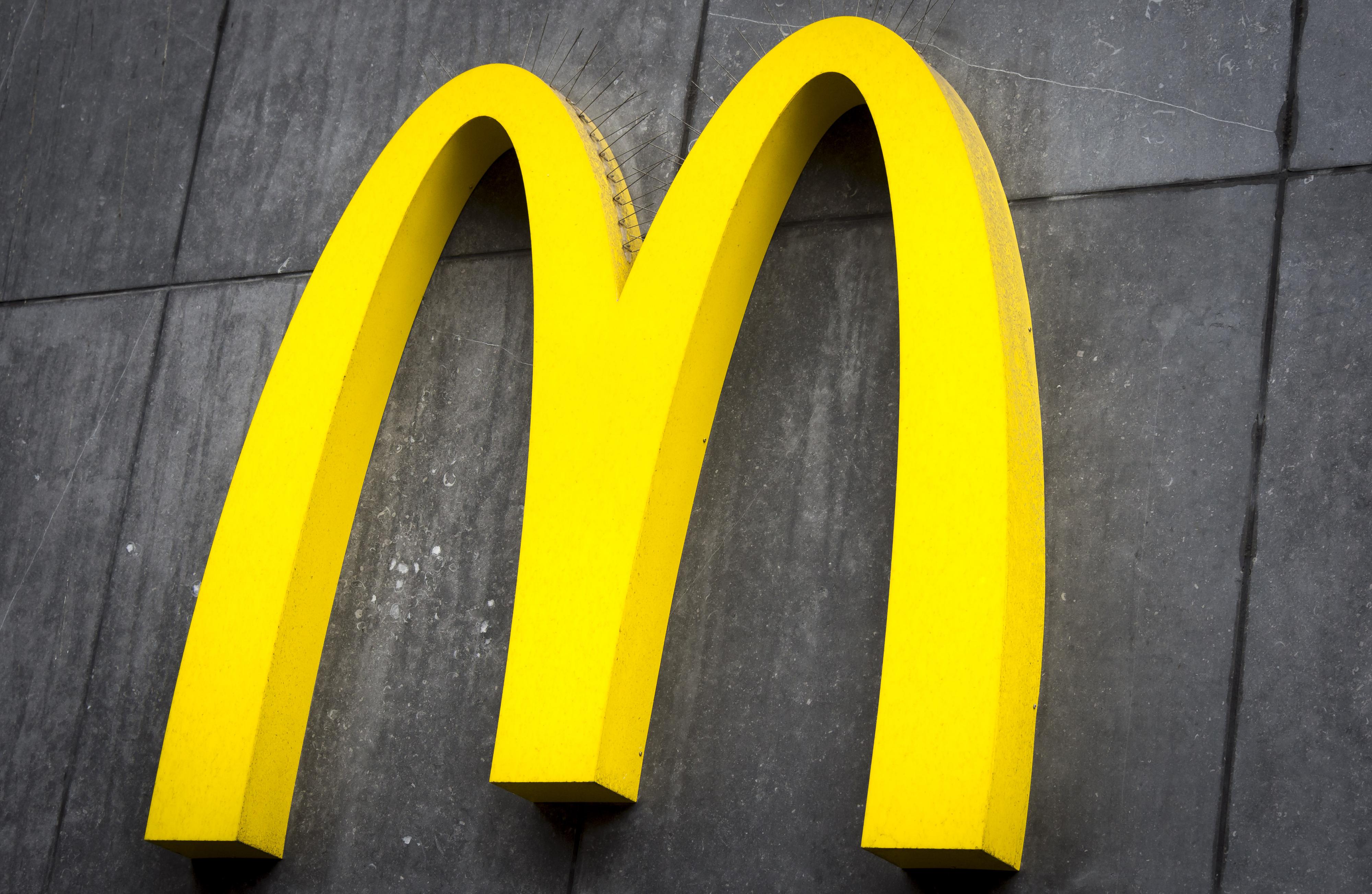 Rijen voor de McDonalds in olympisch dorp