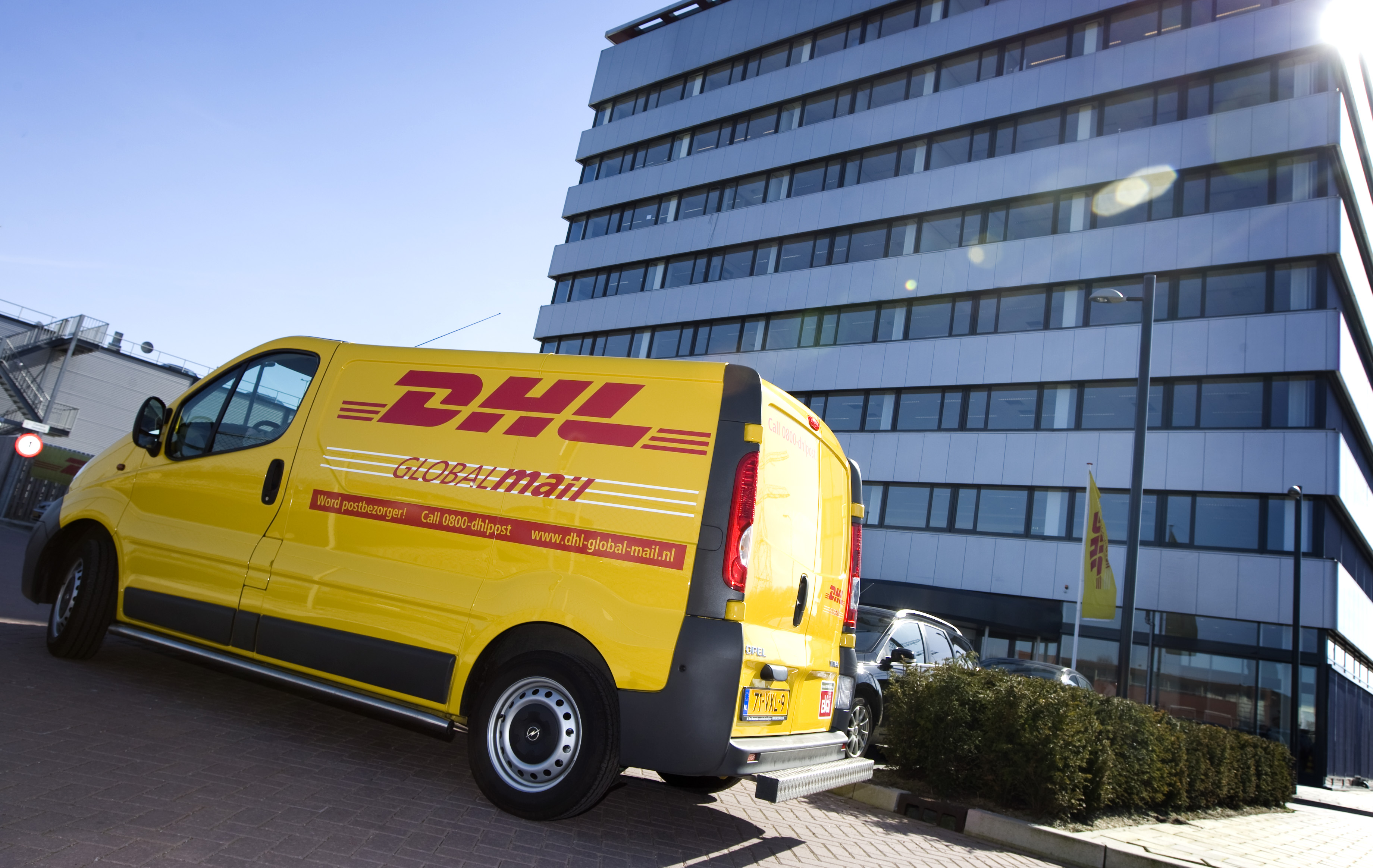 hoeveelheid verkoop Effectiviteit walgelijk DHL-bezorger laat nieuwe telefoon in kliko achter