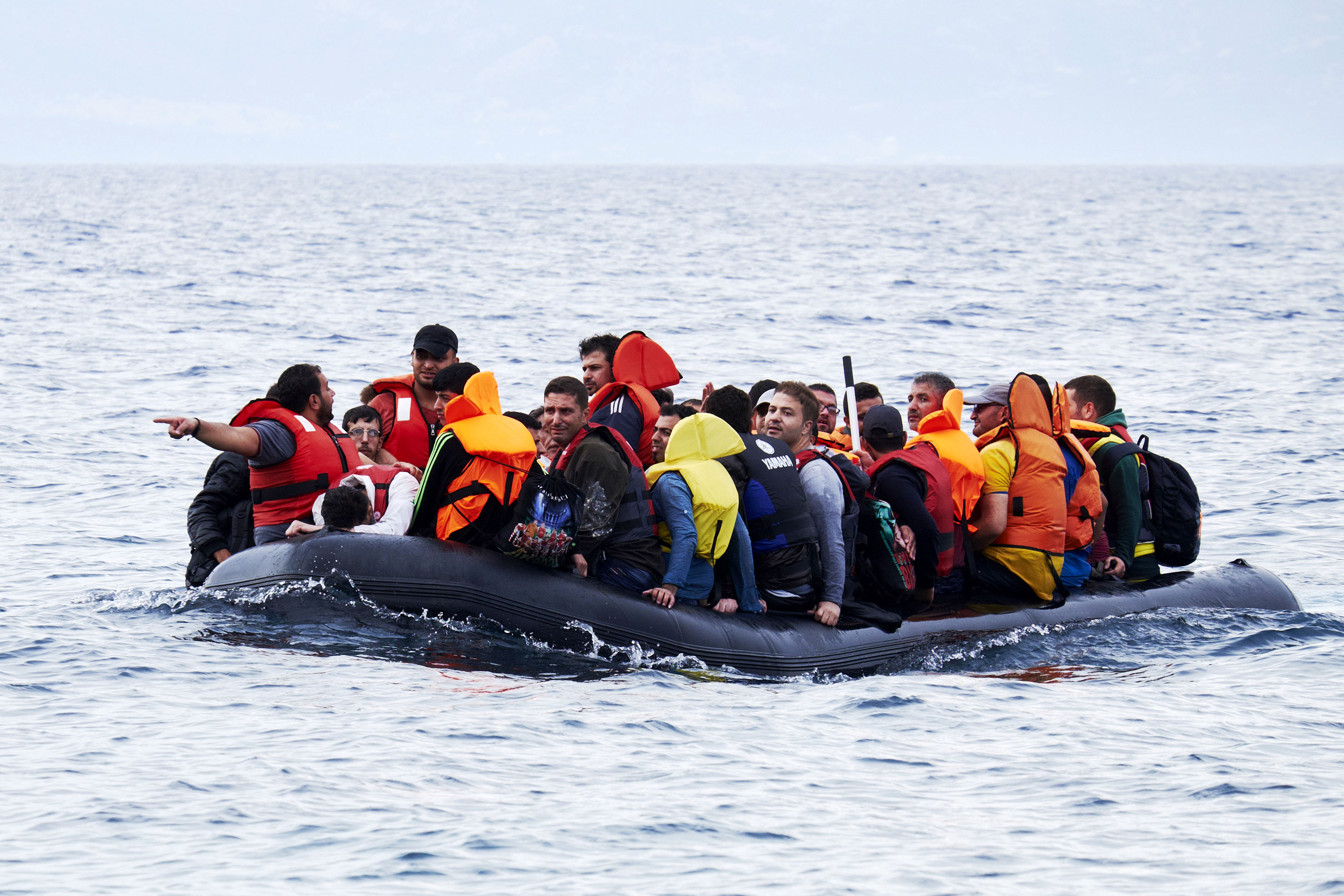 Kind van 1 jaar zonder ouders op migrantenboot bij Italië aangekomen, bootje