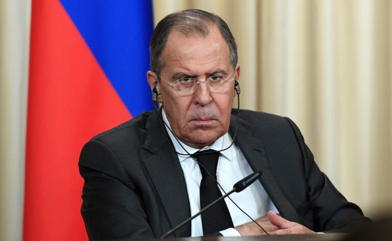 Russsische minister Lavrov gaat viral vanwege foto met mondkapje