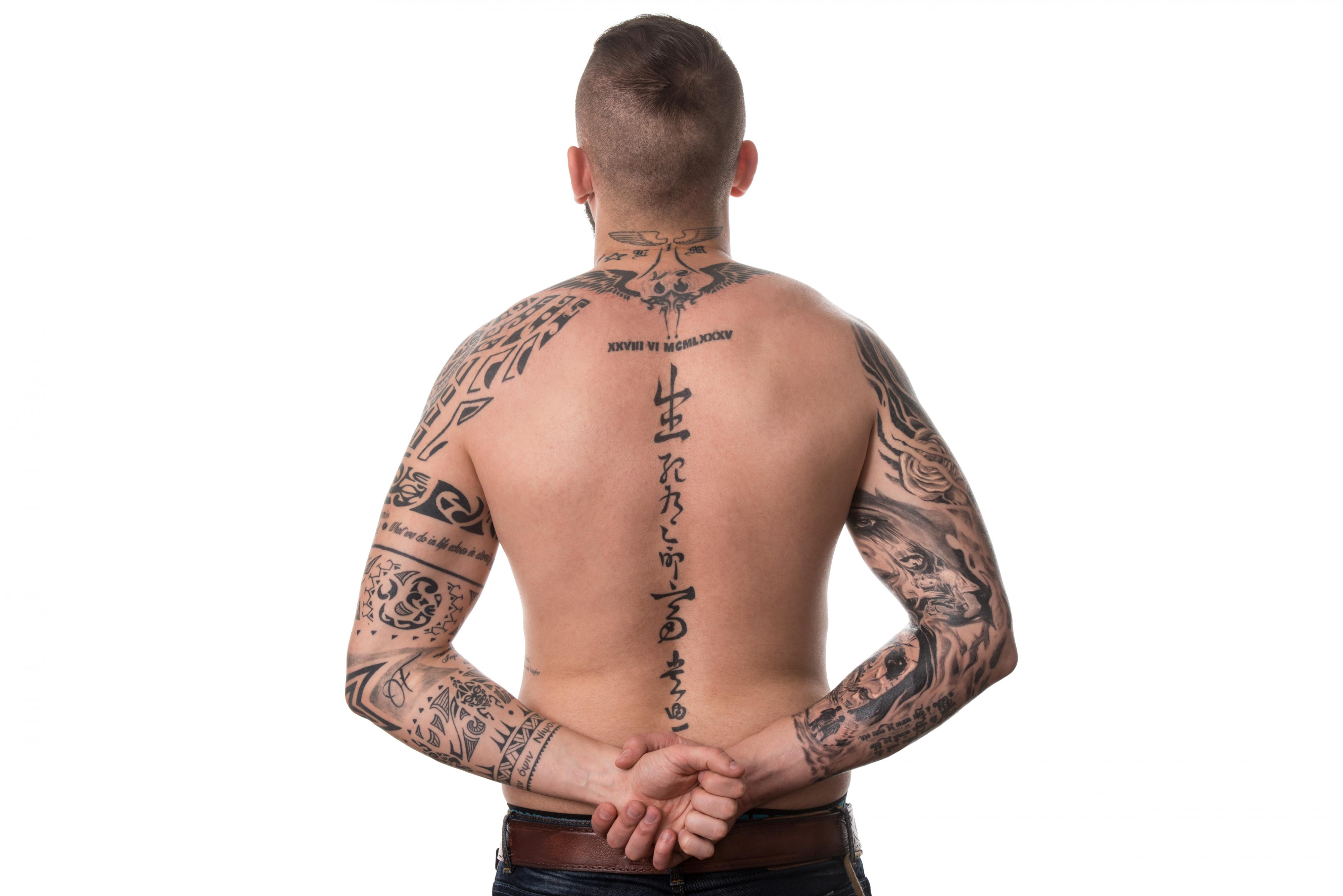 Onderzoek: 'mannen met tattoos gaan sneller vreemd' .