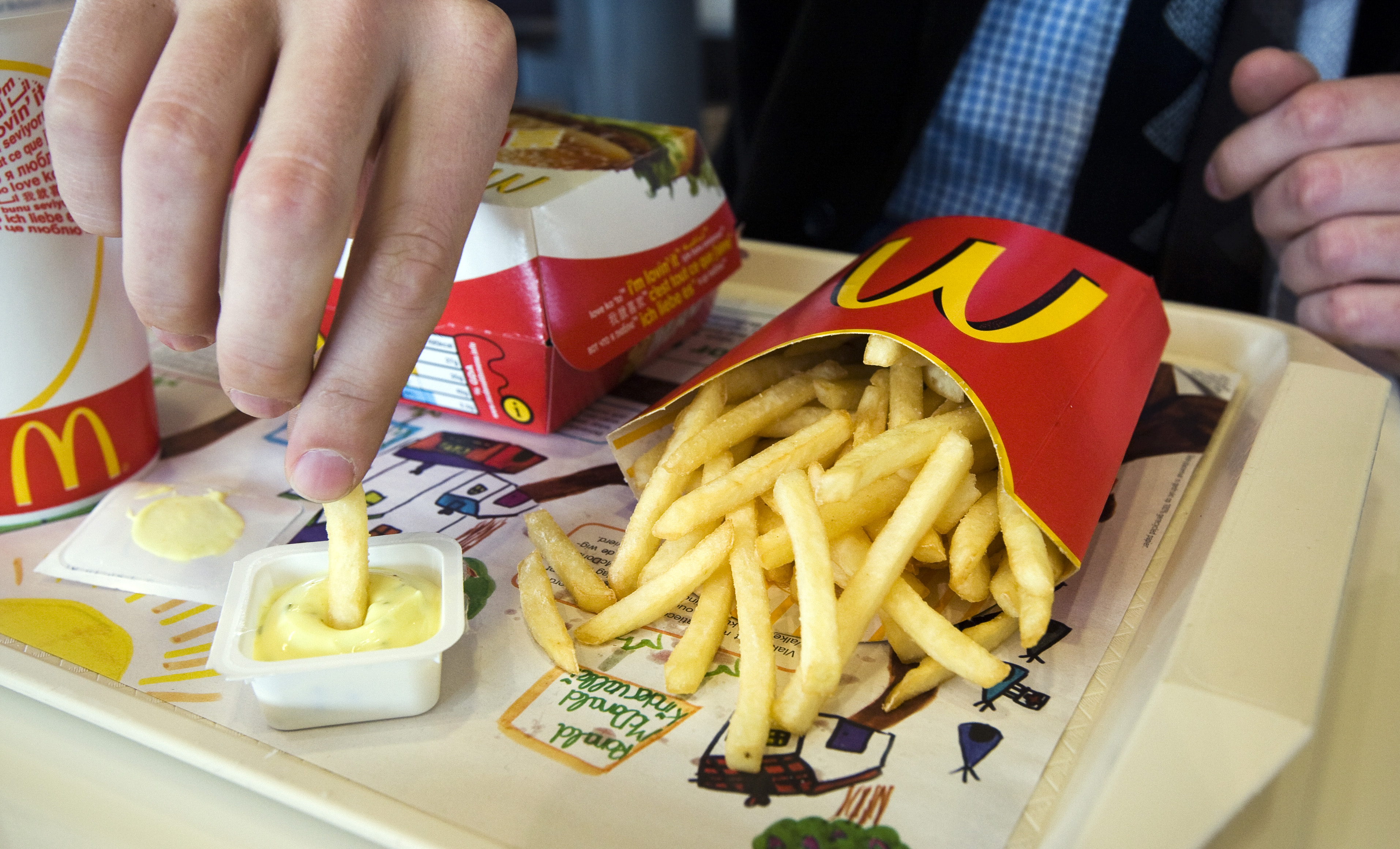 300 burgers en tassen vol friet: stel serveert McDonald’s op bruiloft