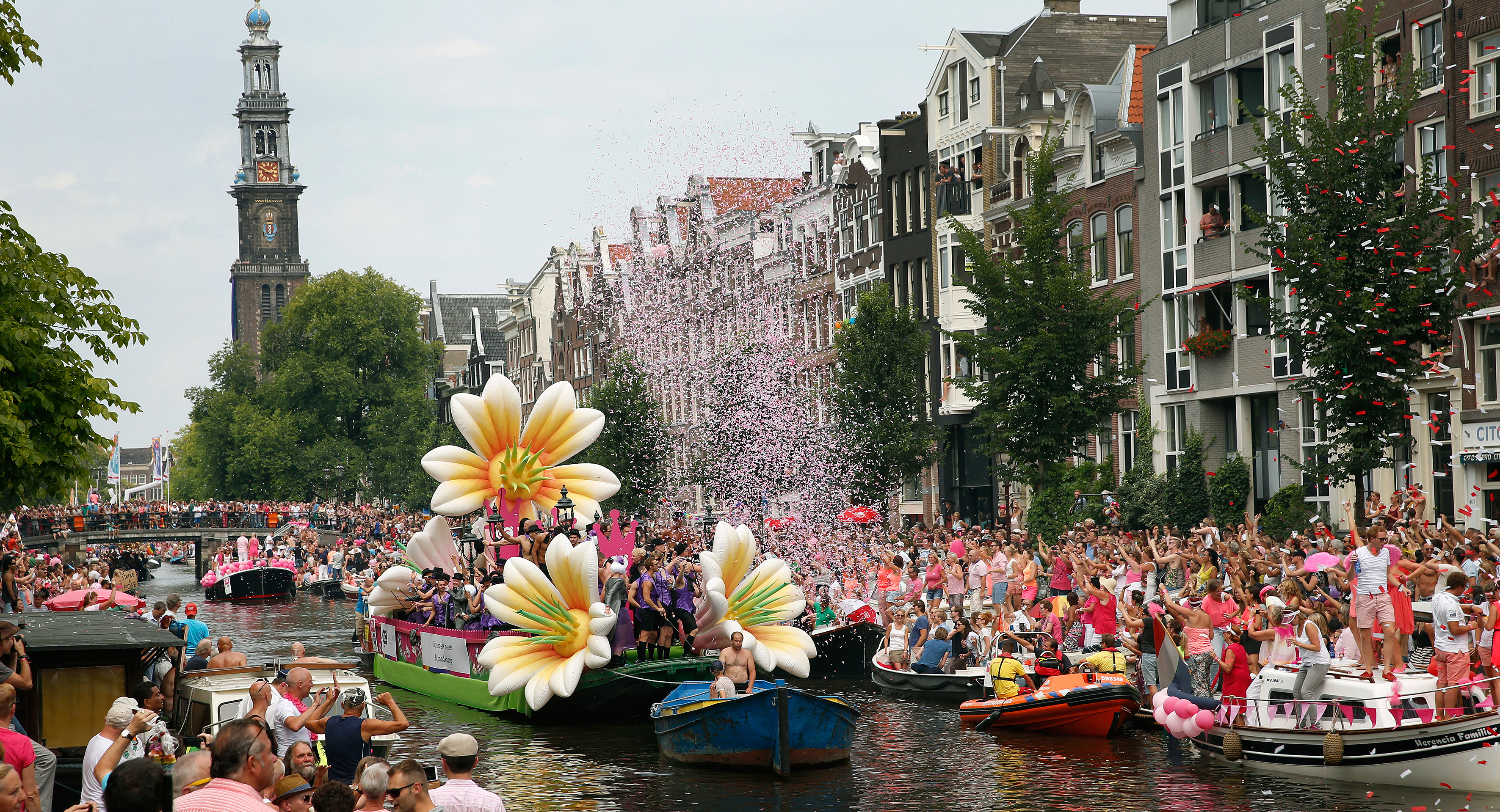 Volle boten met feestelijk uitgedoste deelnemers varen door de Prinsengracht tijdens de Canal Parade van de Gay Pride. Foto: ANP / Bas Czerwinski