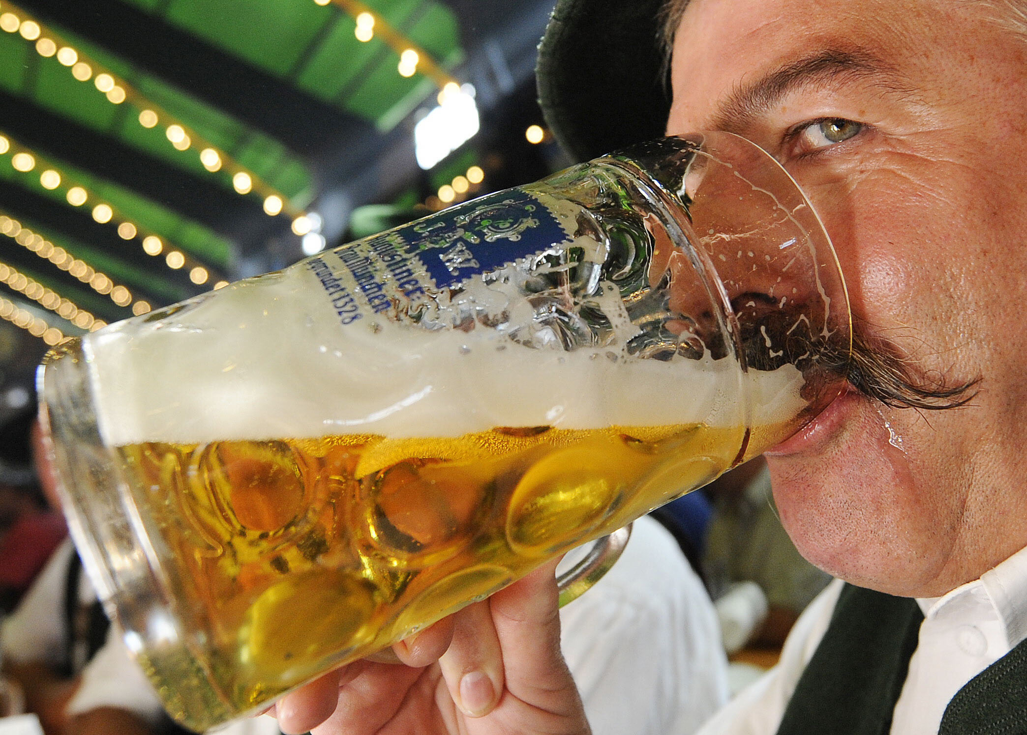 Плохие пьют пиво. Пиво. Пить пиво. Мужики пьют пиво. Мужчина пьет пиво.
