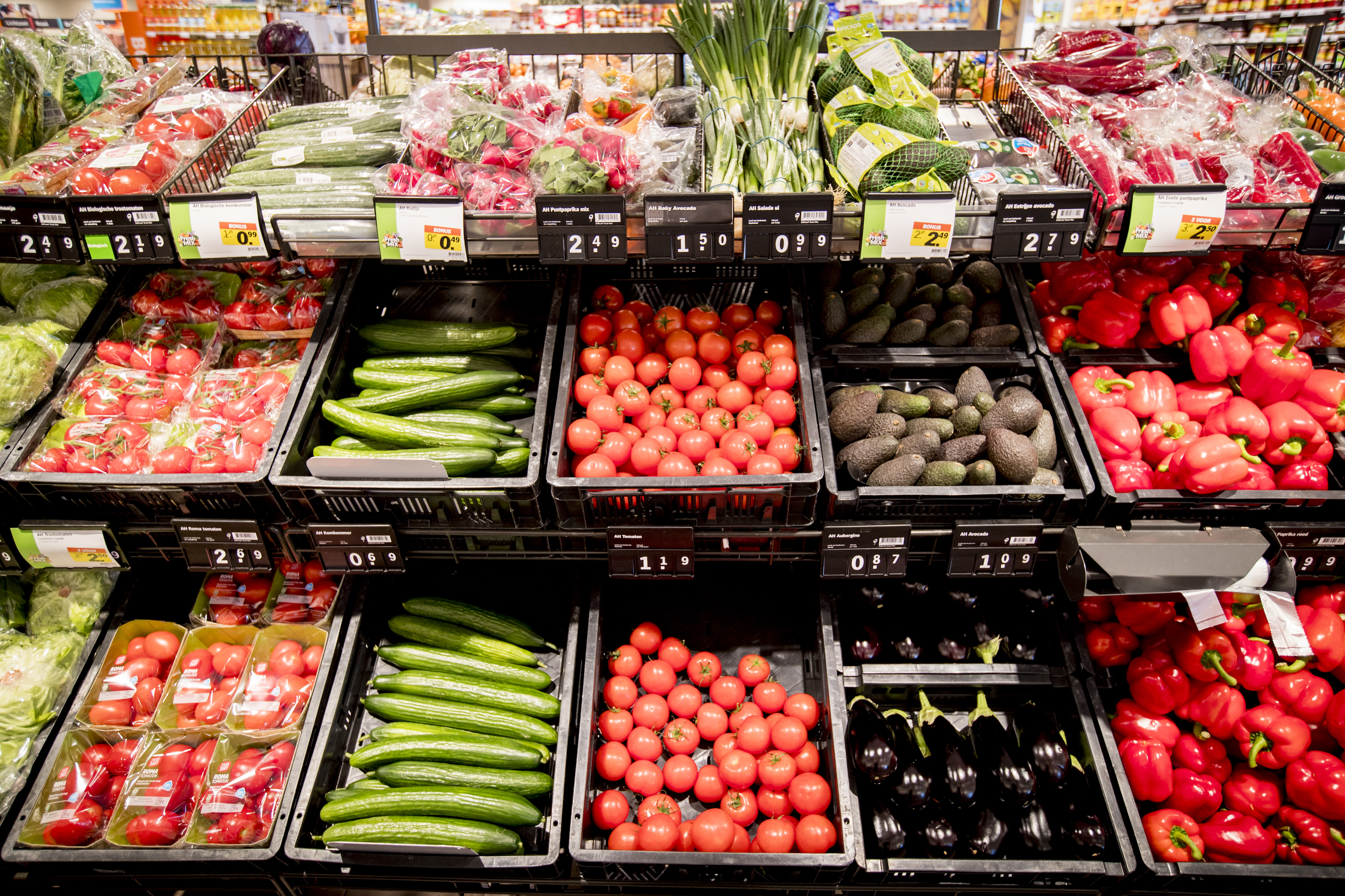 Tomaten, komkommer, paprika en lente-ui op de groenteafdeling van supermarktketen Albert Heijn. Foto: ANP | Jerry Lampen