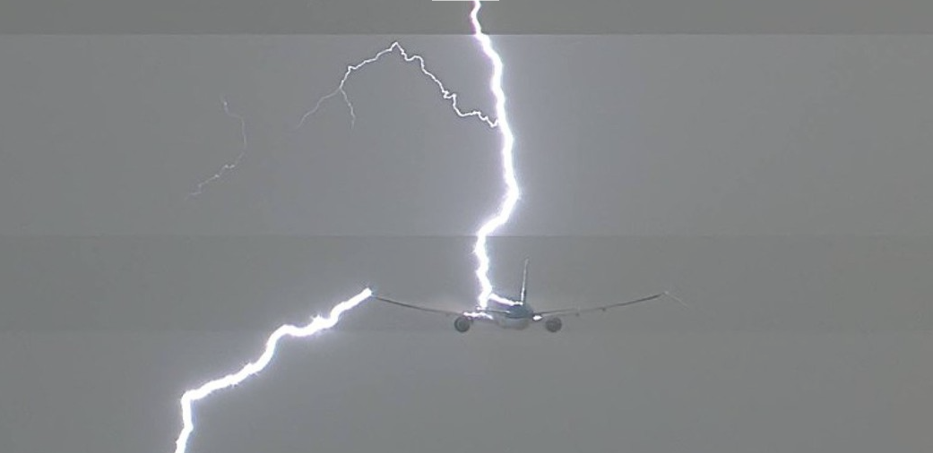 Door bliksem getroffen KLM vliegtuig gaat viral