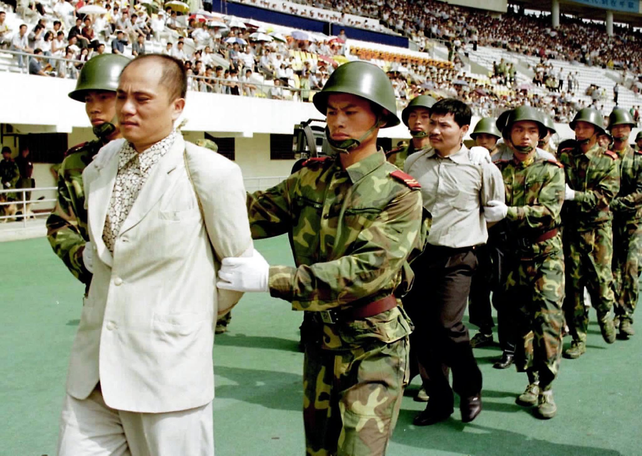 Chinezen krijgen in vol stadion doodstraf opgelegd. / EPA