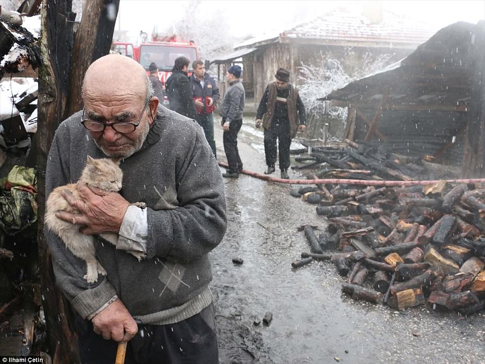 Oude man verliest alles in brand maar redt zijn kat