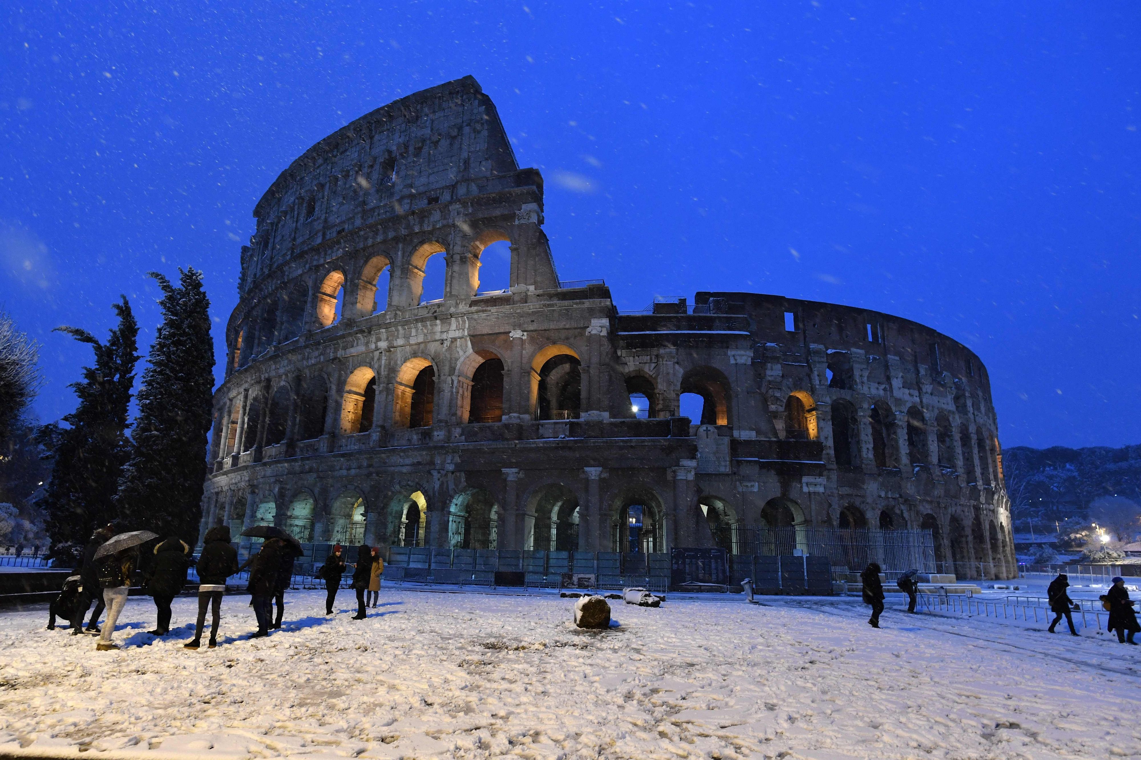 Погода в риме сегодня. Италия Рим зима. Заснеженный Колизей Рим. Рим Италия зимой. Брюссон Италия зимой.