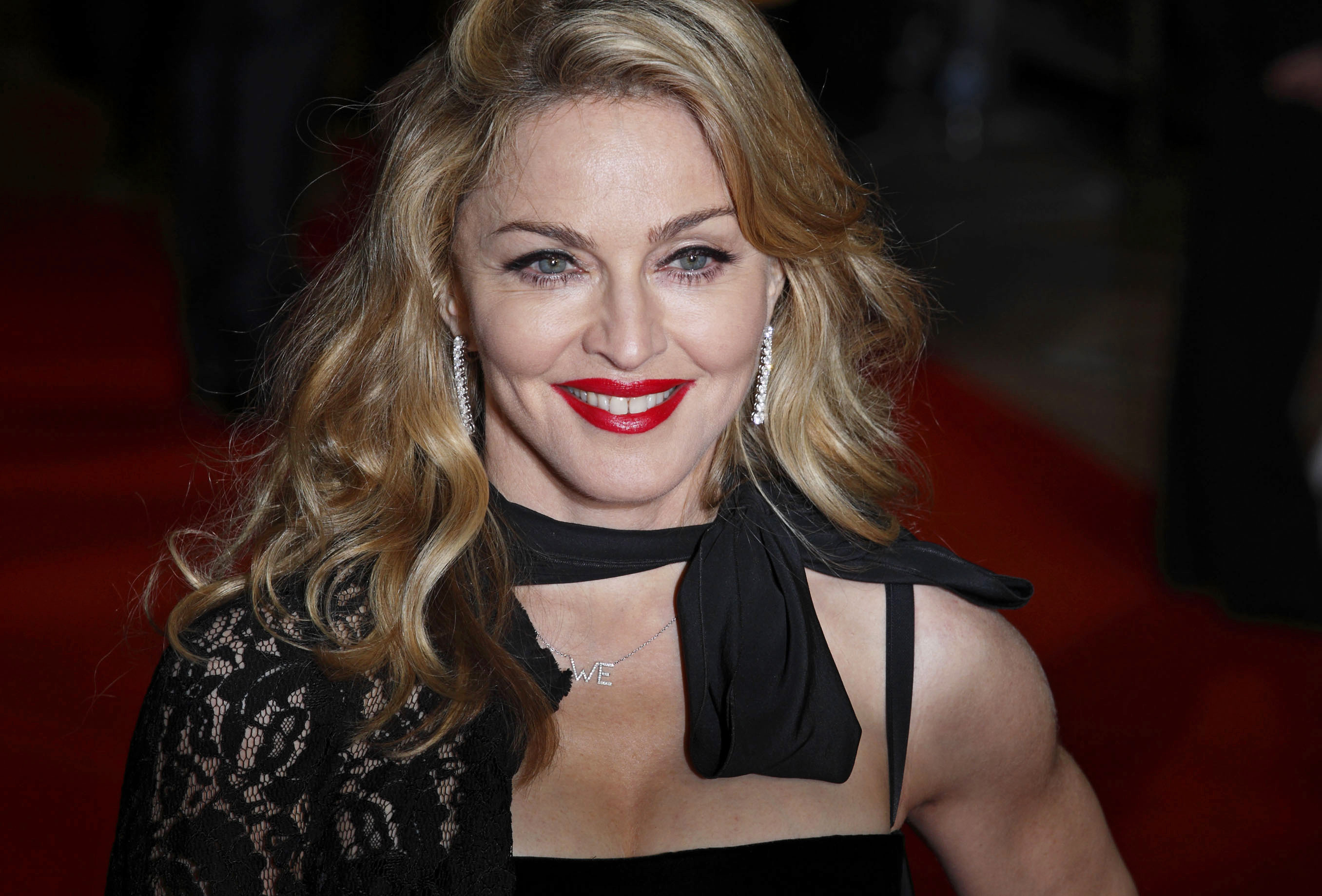 Madonna mostra le sue natiche, il conduttore di un talk show supplica: “Madonna smettila!” Madonna mostra le sue natiche, il conduttore di un talk show supplica: “Madonna smettila!”