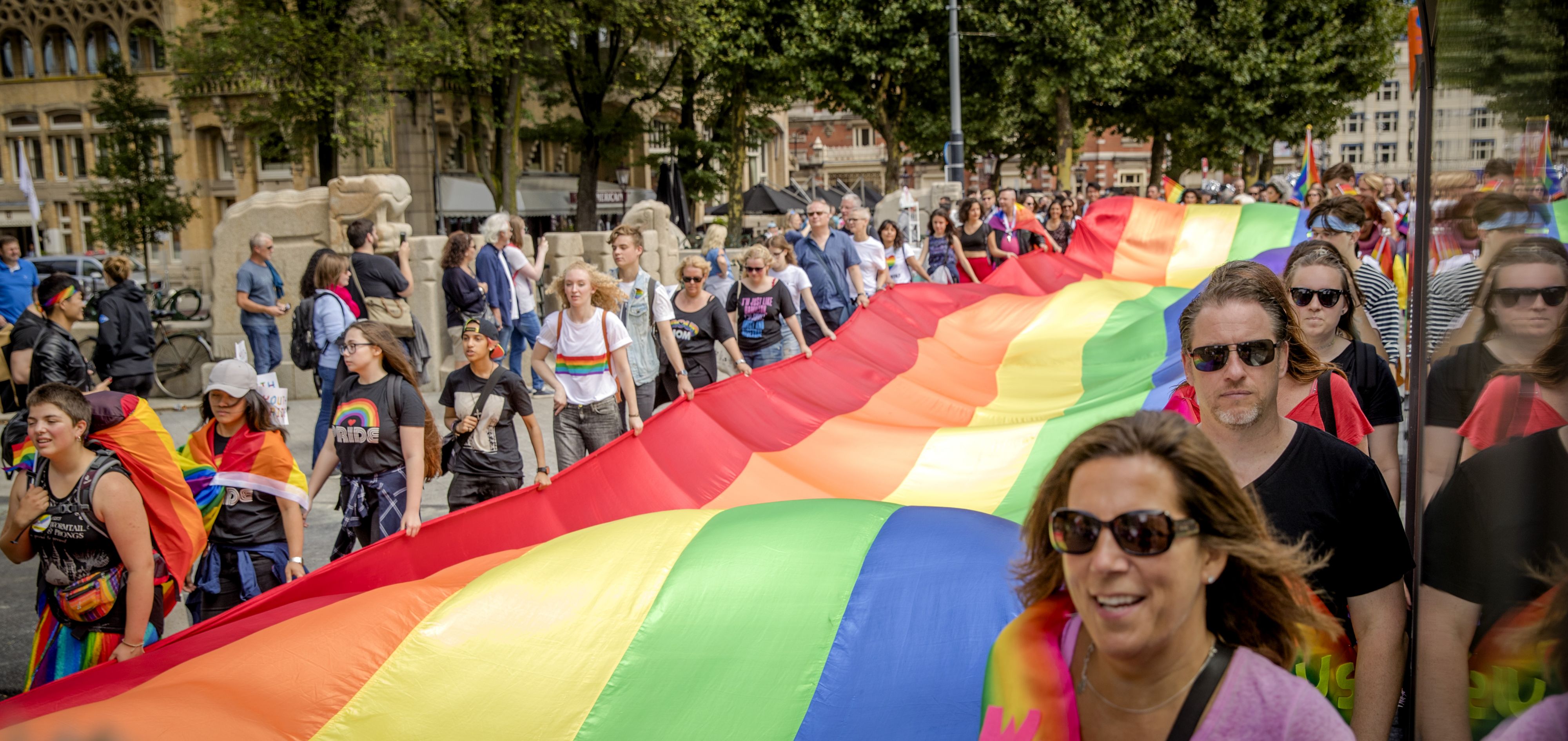 Regenboogvlaggen hangen uit voor Coming Out Day