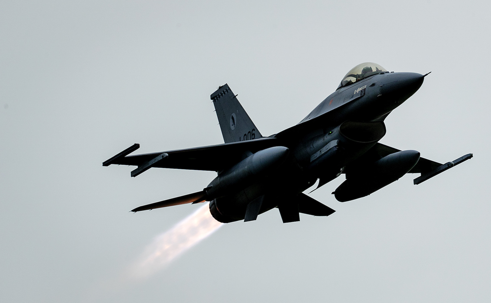Twee F-16's ingezet om agressieve man in vliegtuig