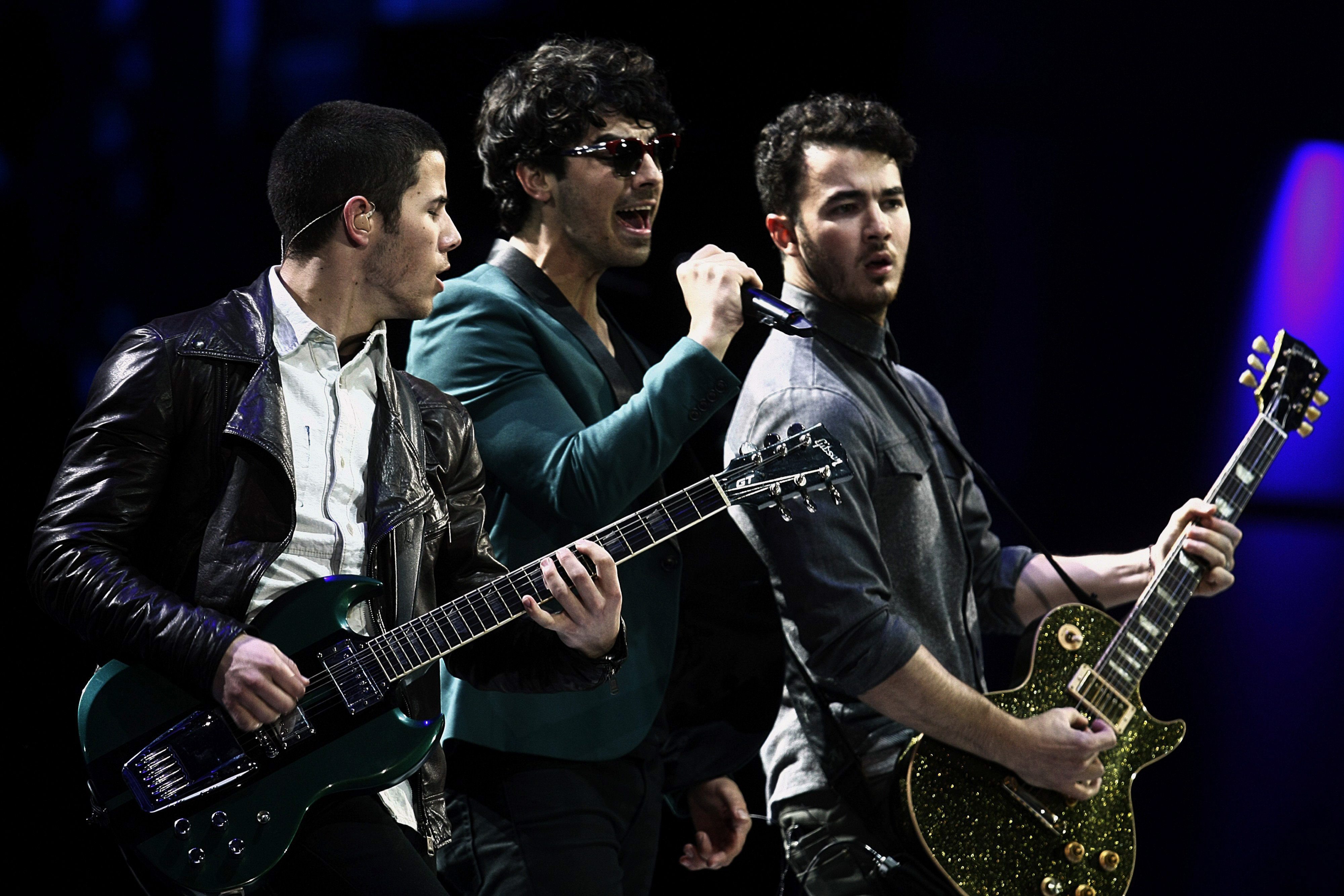 (L-R) Joe Jonas, Nick Jonas en Kevin Jonas. 