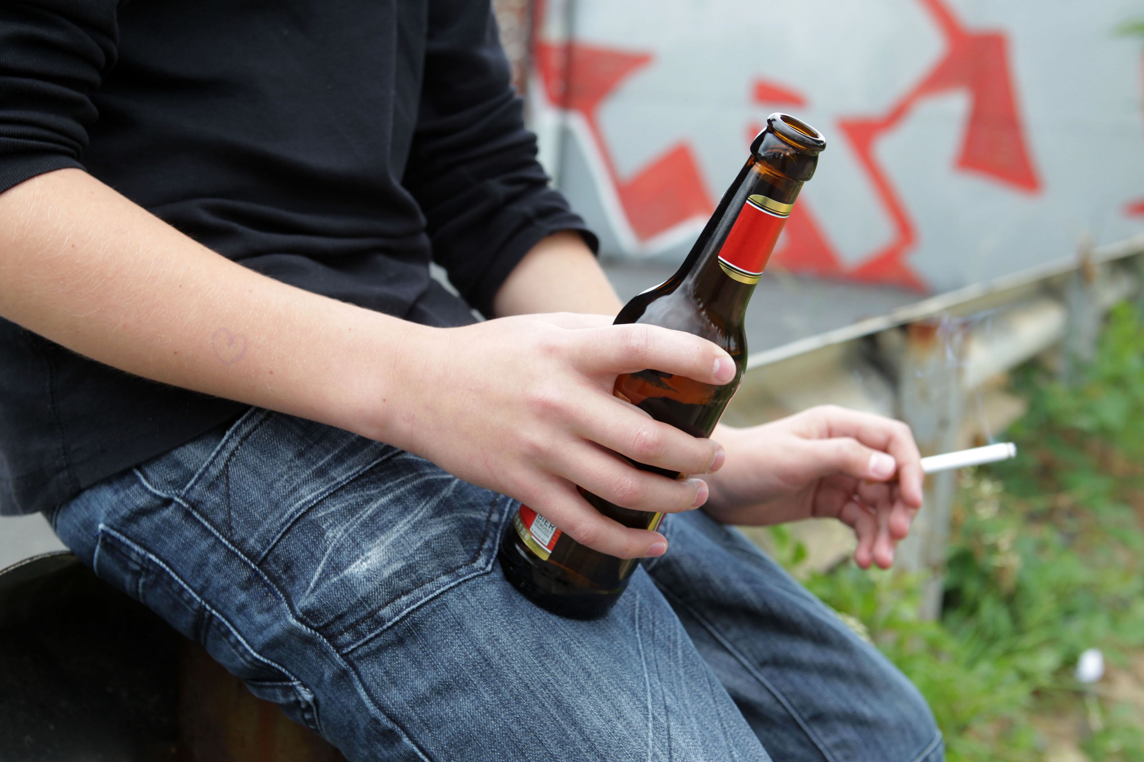 Почему подростки пьют. Подростковый алкоголизм и наркомания. Школьники с пивом и сигаретами.