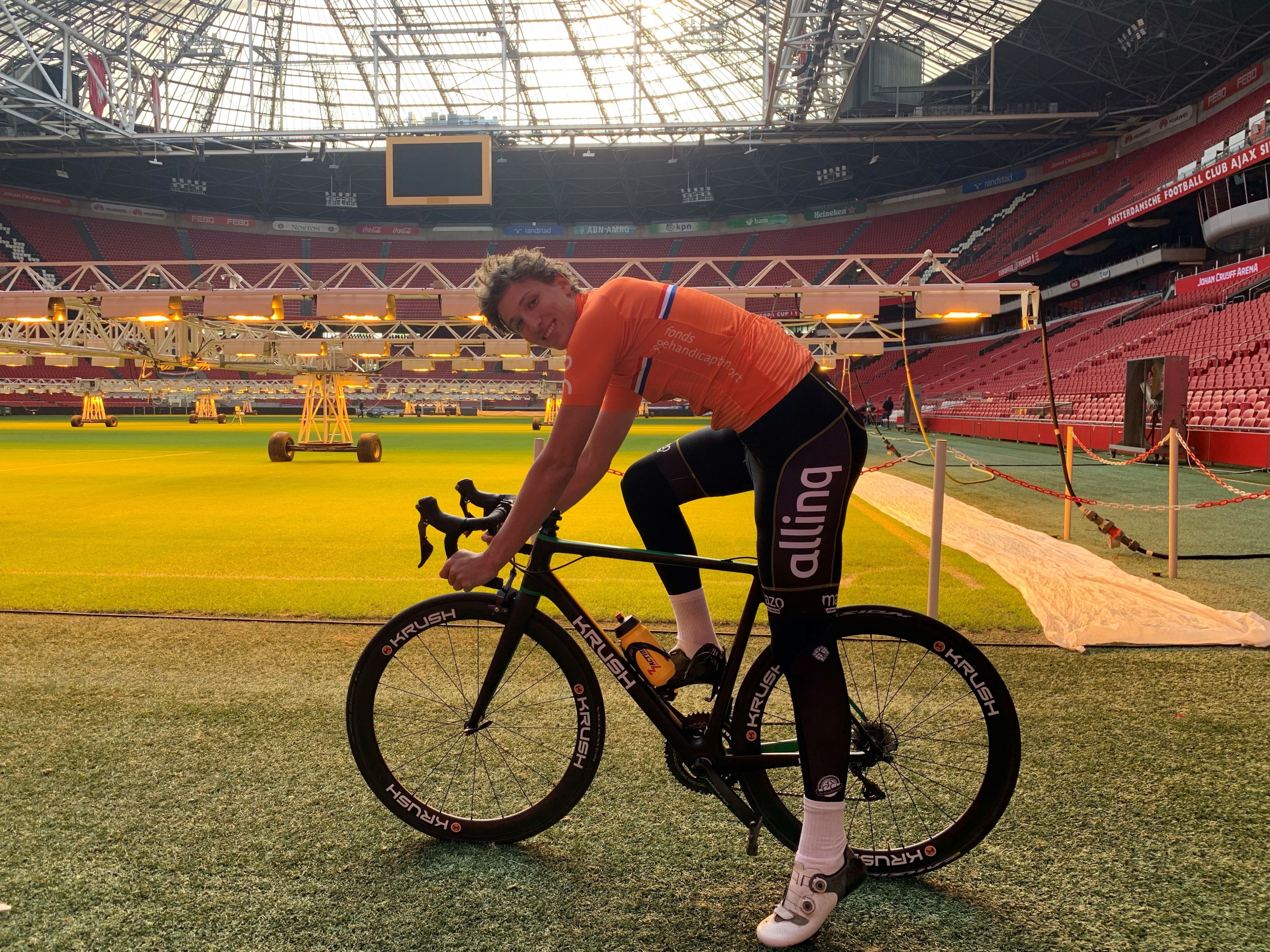 schors Afstotend Voorzichtig Wielrenner Bas fietst langs alle Eredivisiestadions