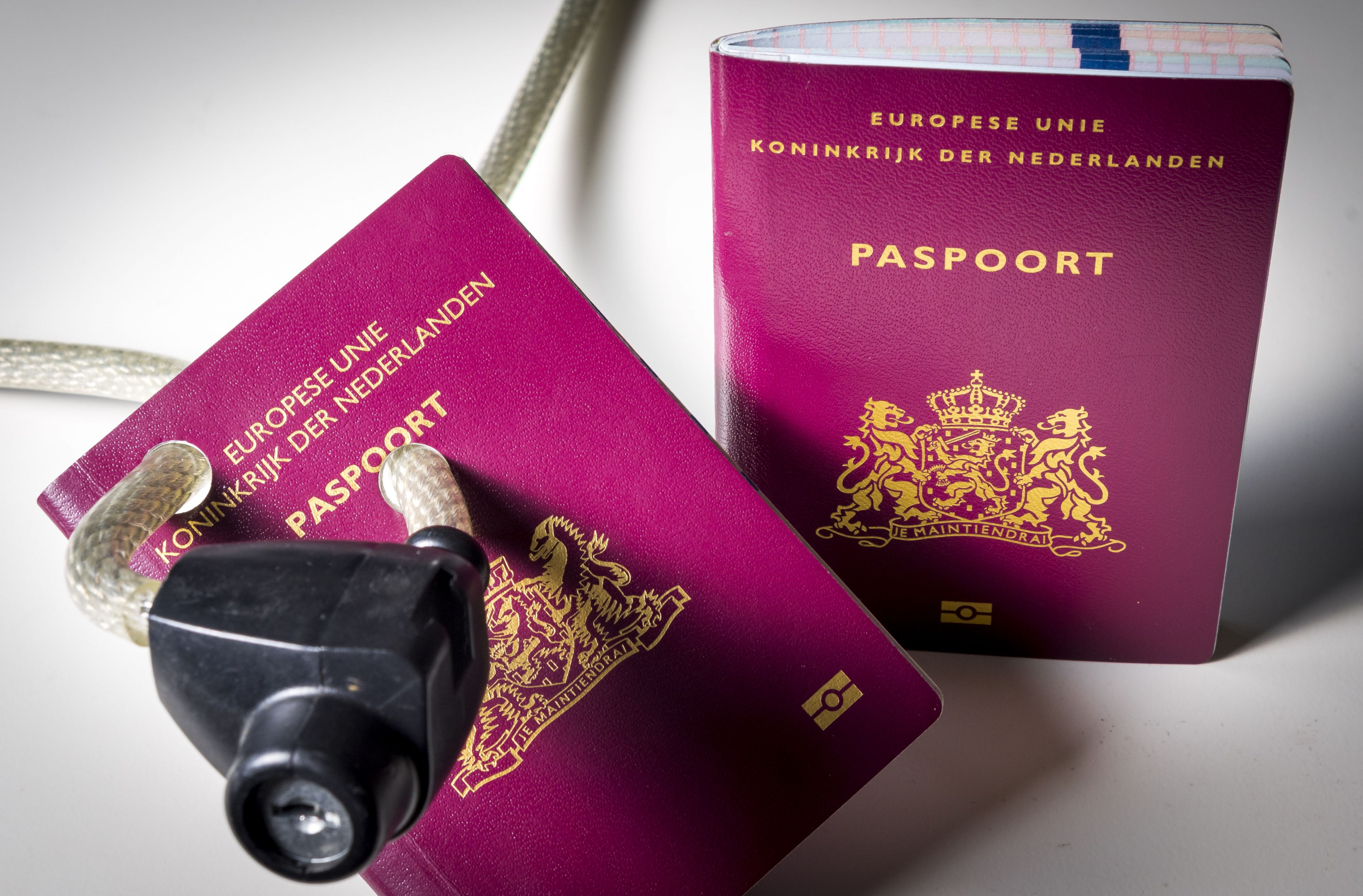 Gemeenten gaan mensen zonder paspoort zelf helpen.