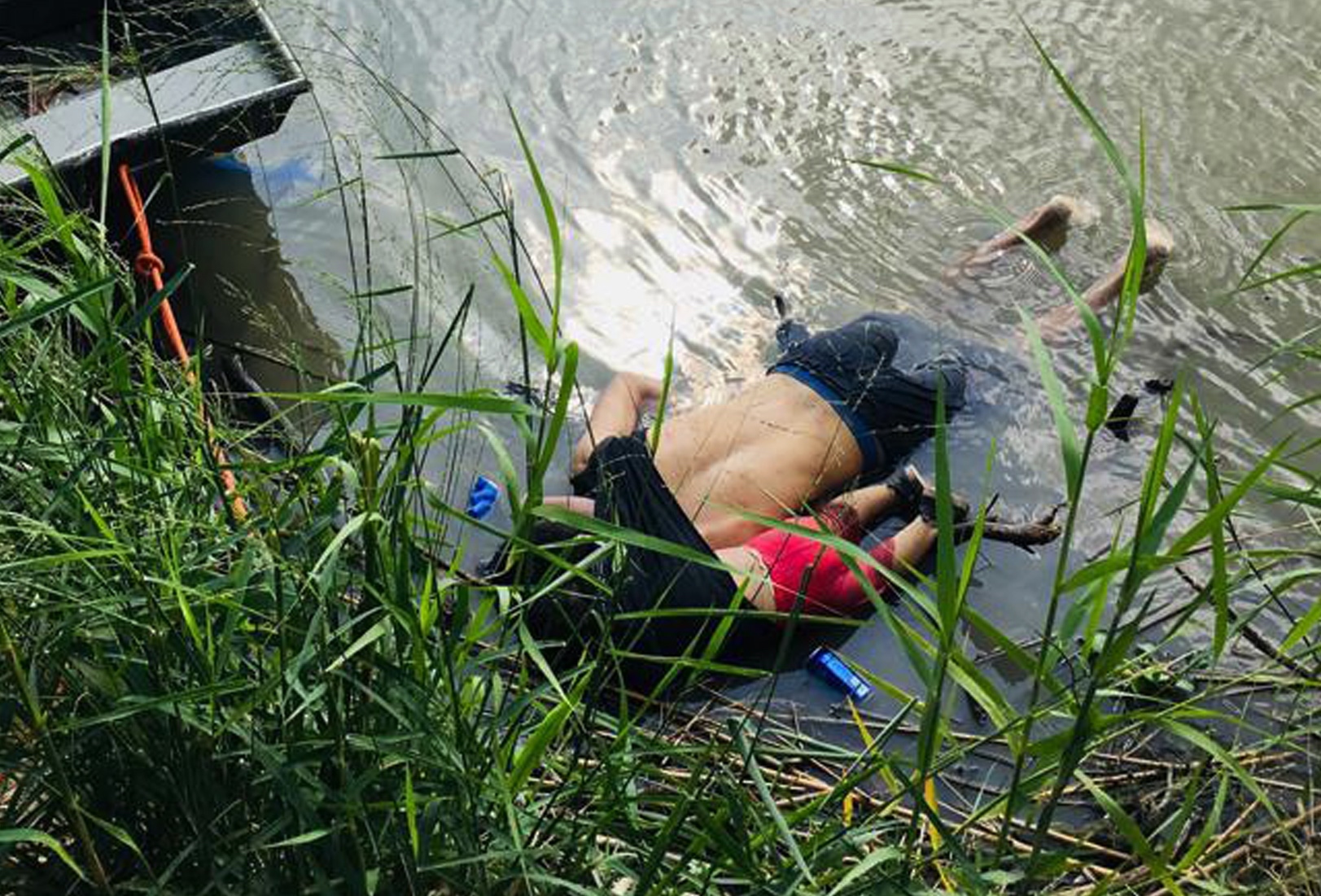 Foto verdronken vader en dochtertje schokt de VS