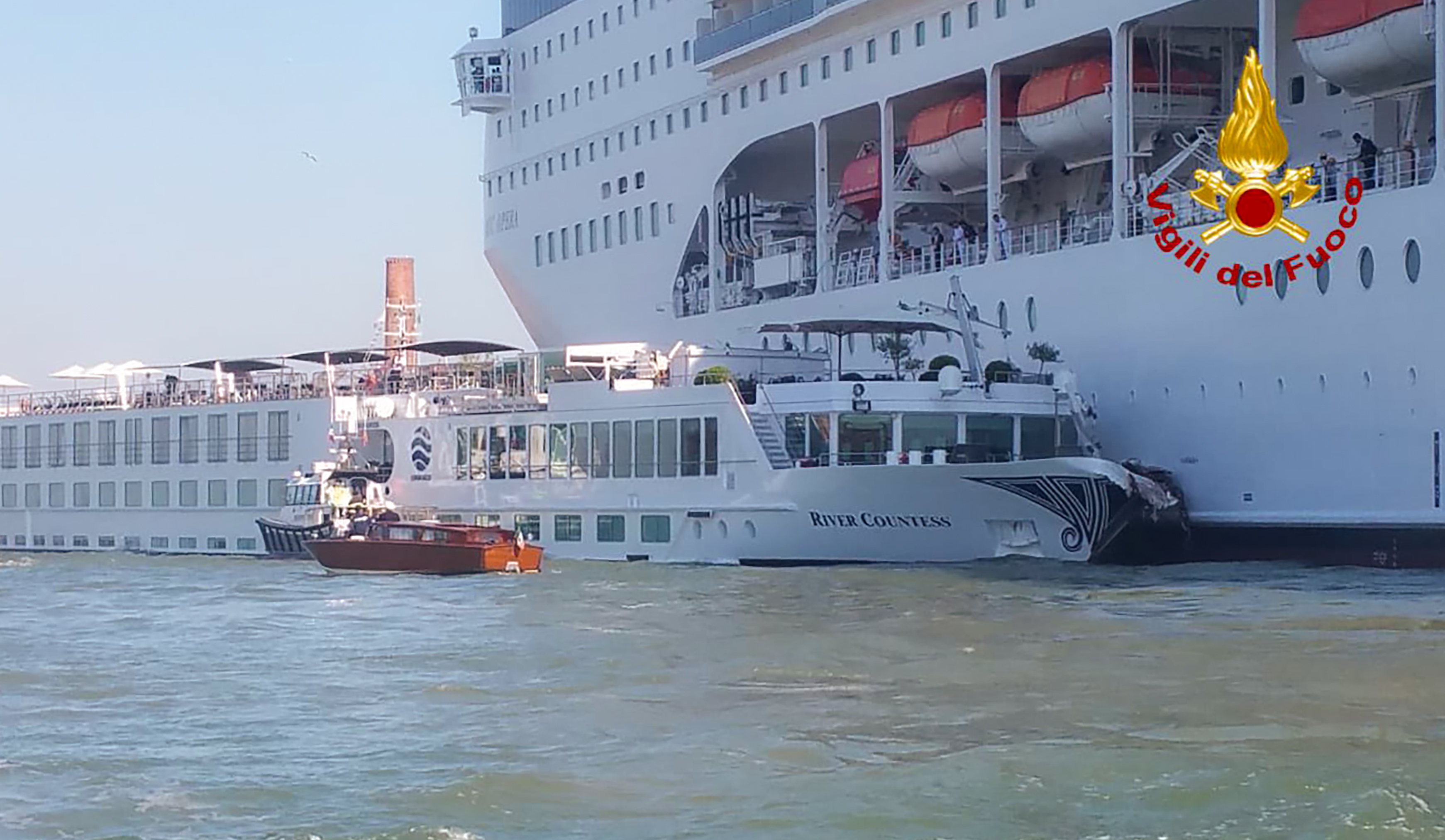 Cruiseschip botst in Venetië op toeristenboot