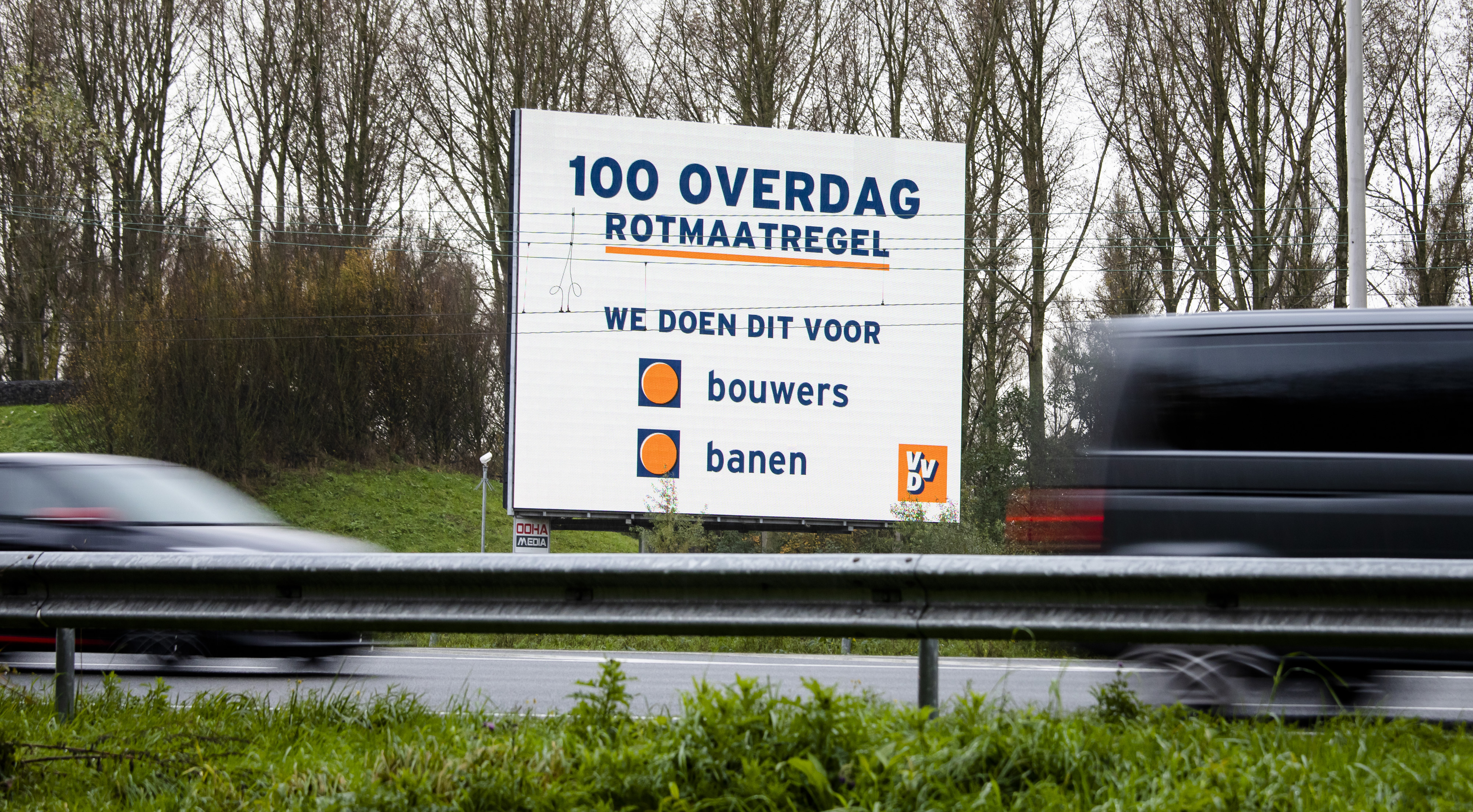 Een bord van de VVD langs de A12 bij Zoetermeer.