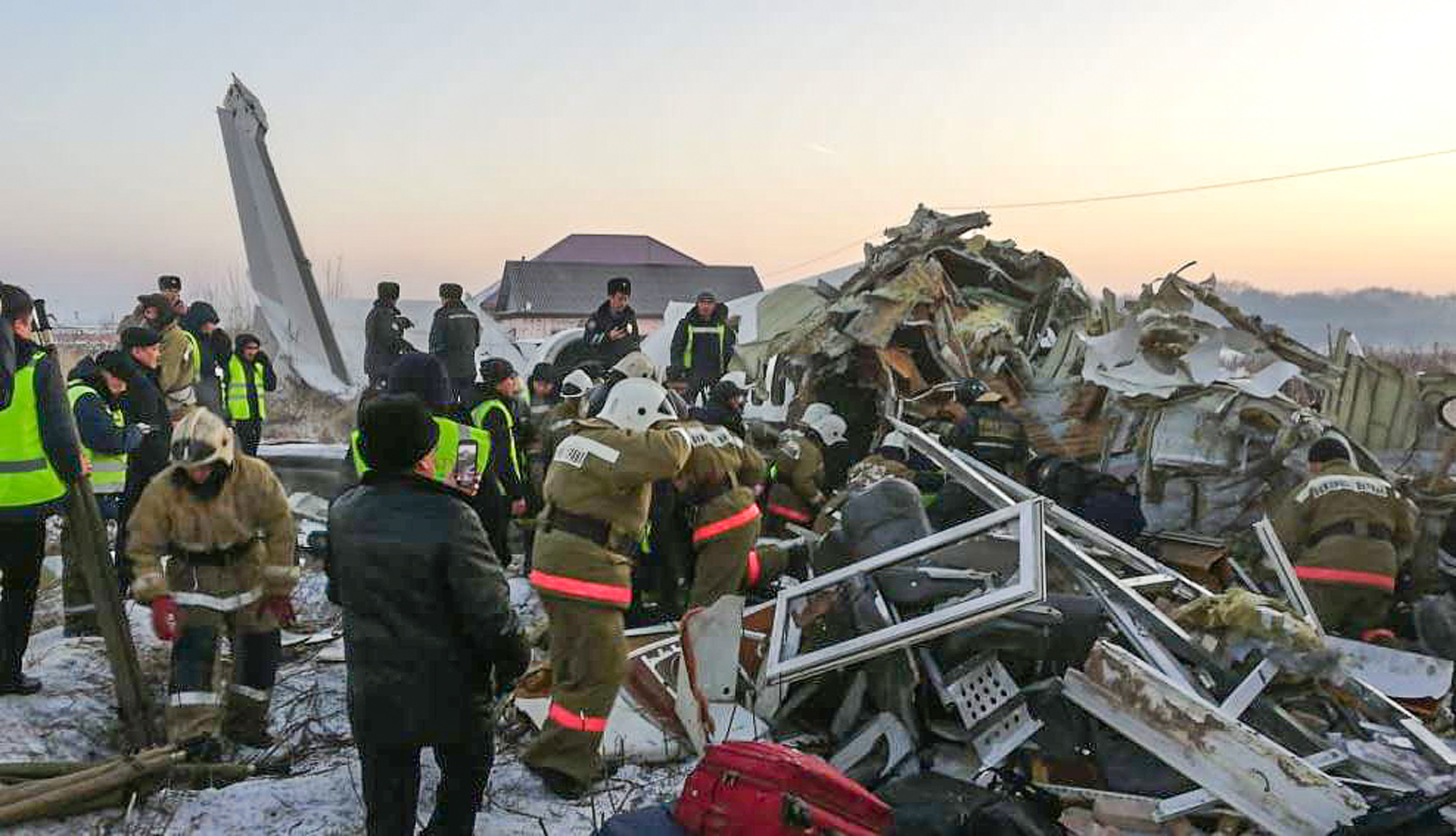 Какой самолет упал сегодня. Катастрофа Fokker 100 под Алма-атой. Катастрофа ту-154 в Алма-Ате. Бек Эйр катастрофа 27 декабря. Fokker 100 bek Air катастрофа.