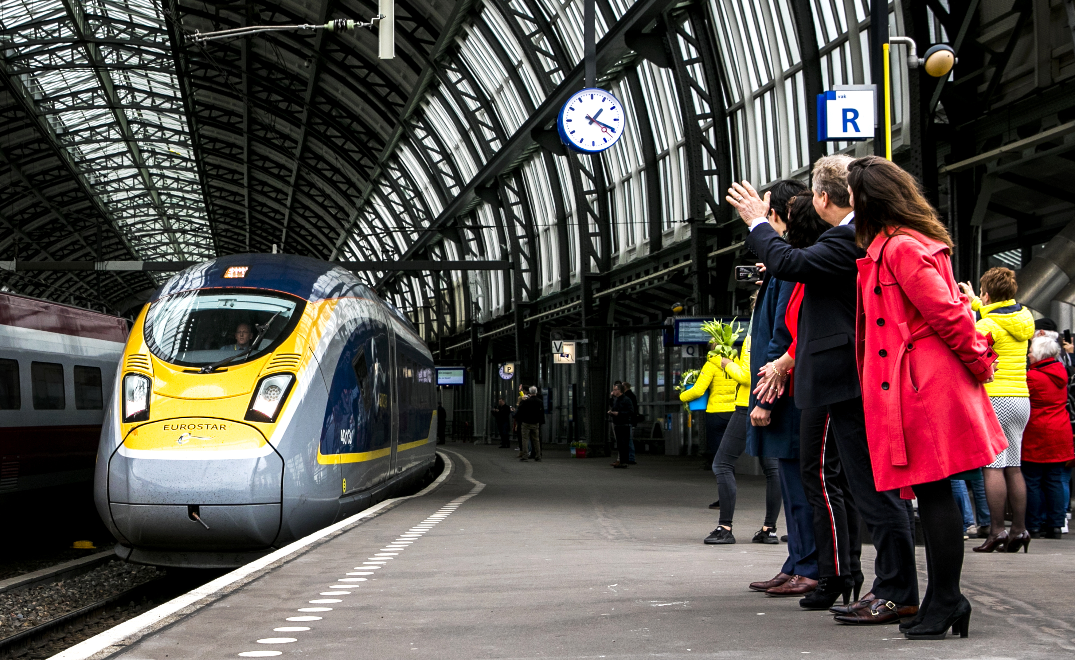 De aankomst van de eerste Eurostar vanuit London op Amsterdam Centraal. Trein tussen Amsterdam en Londen rijdt half jaar niet