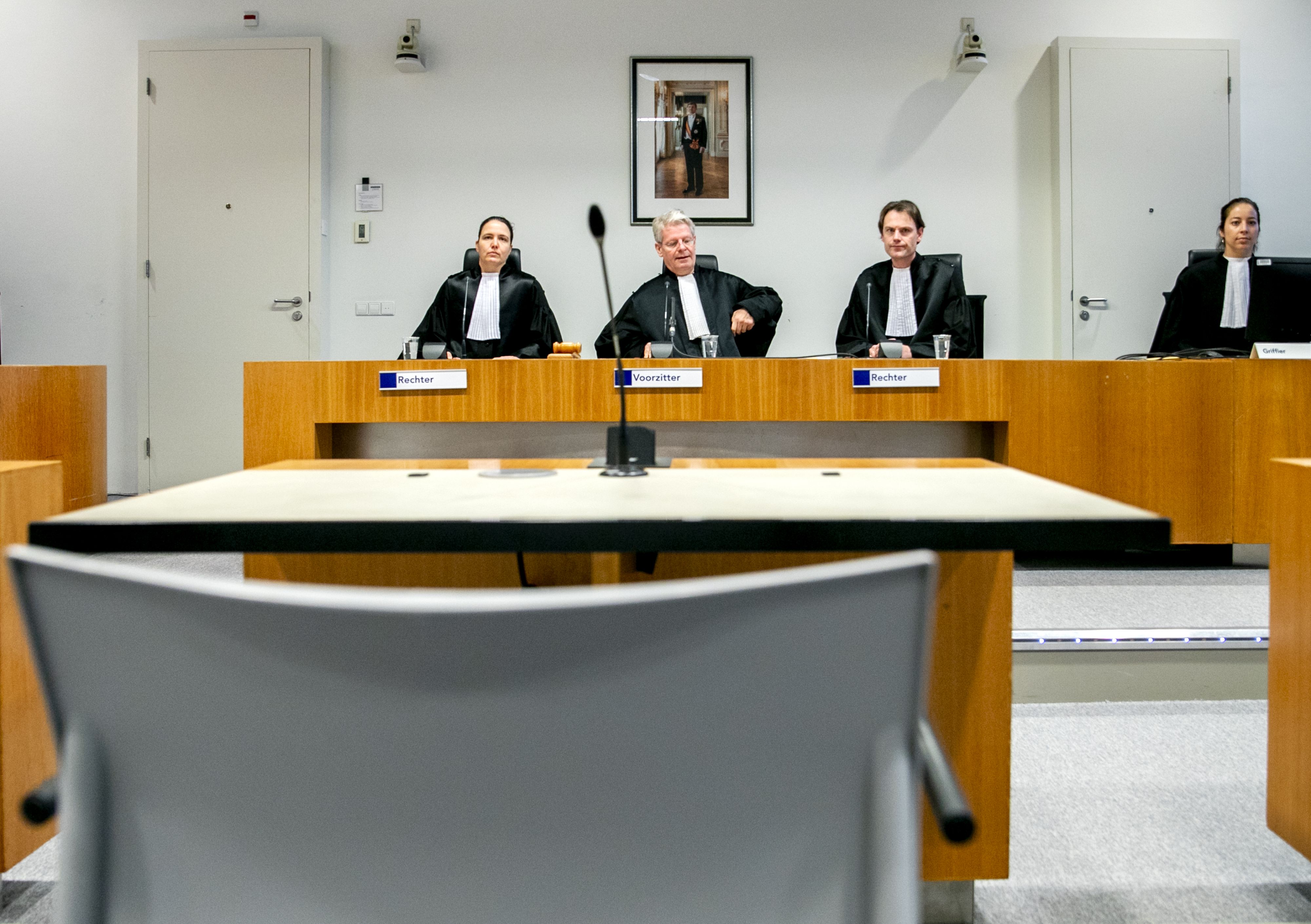 Rechter C.M.A.T. van der Geest, voorzitter R. Veldhuisen, rechter J. G. van Ommeren en griffier M. J. den Haan voorafgaand aan een regiezitting in de rechtszaak omtrent de 'tramschutter' Gokmen T. 