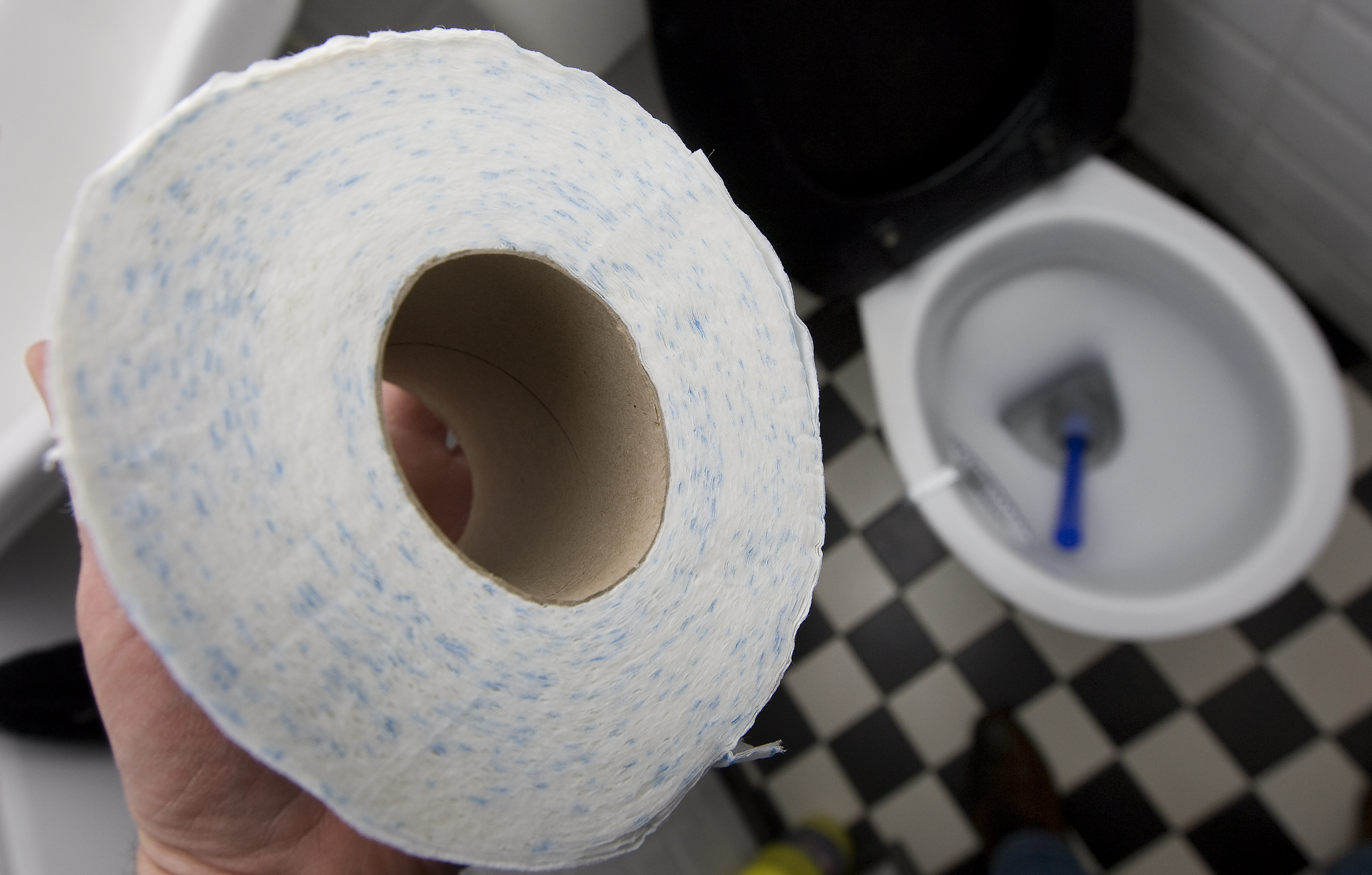 Australisch gezin koopt per ongeluk monstervoorraad wc-papier wc-papier wordt straks mogelijk gebruikt in de aanleg van wegen