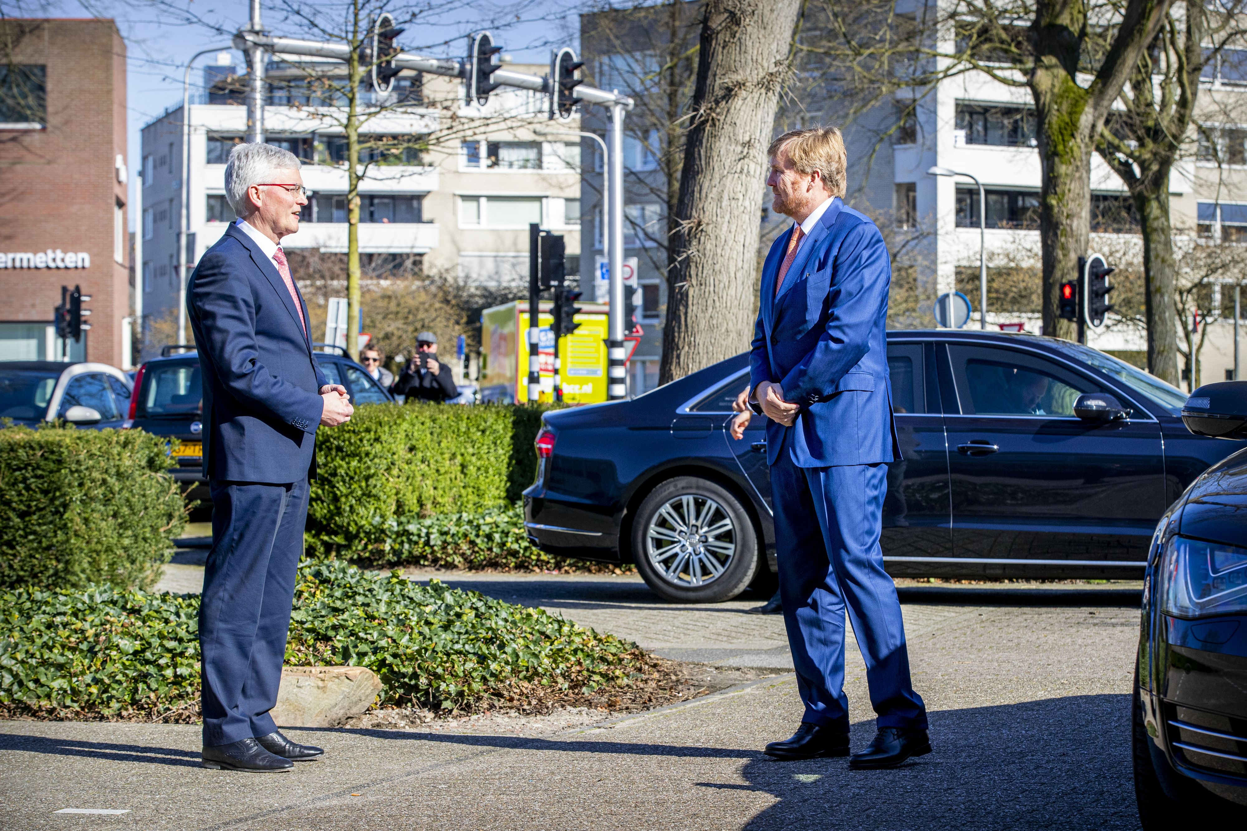 Koning Willem-Alexander bezoekt hulpverleners Tilburg
