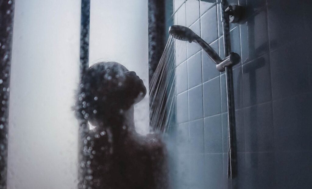 Douchen zonder shampoo en zeep wordt steeds populairder.