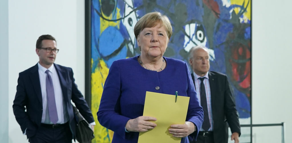 Merkel onder druk terwijl dodenaantal stijgt