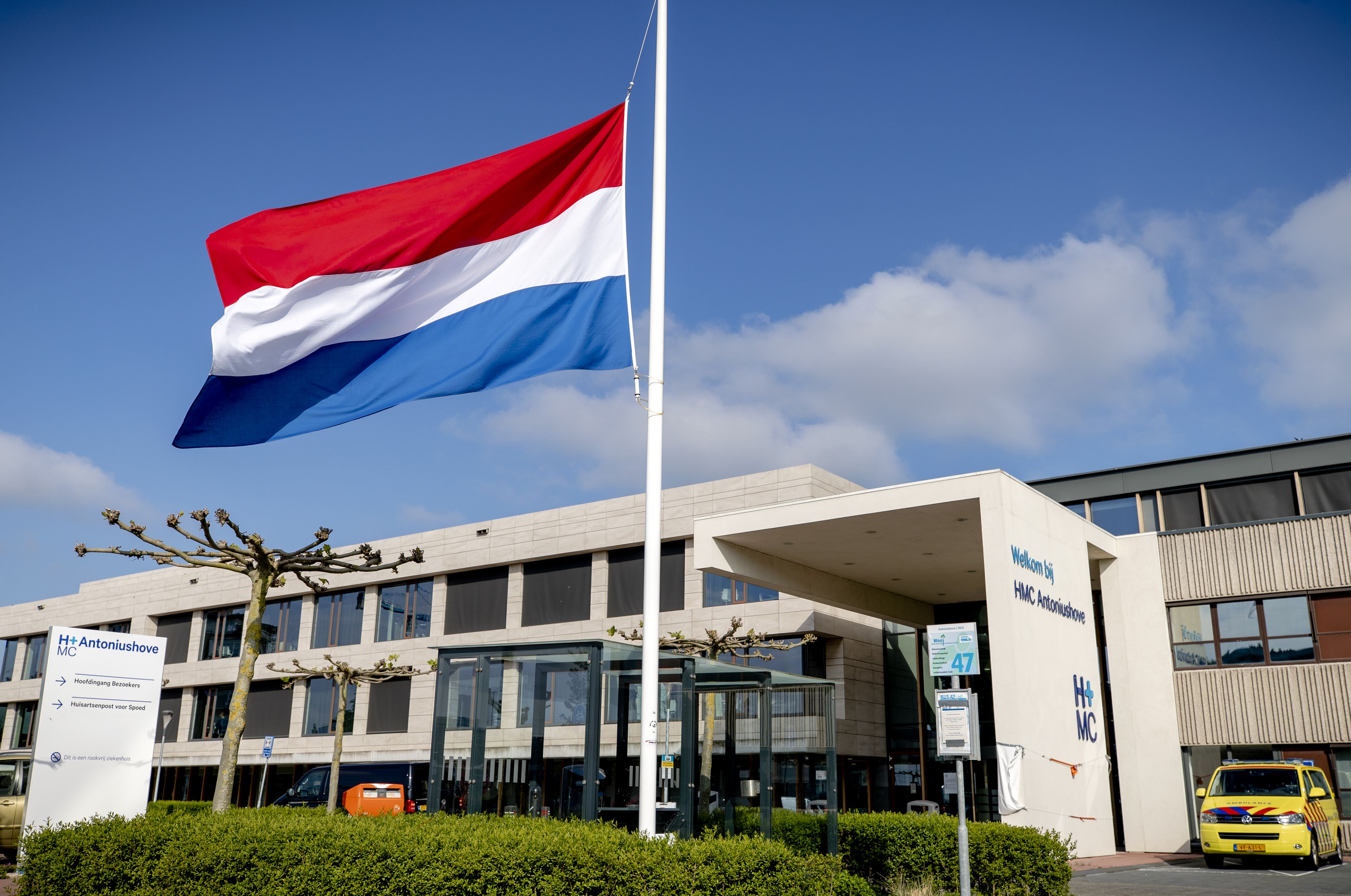 In beeld: Nederlanders hangen de hele dag de vlag halfstok