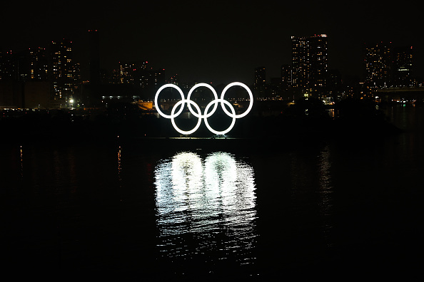 Foto van de vijf Olympische ringen in Tokio
