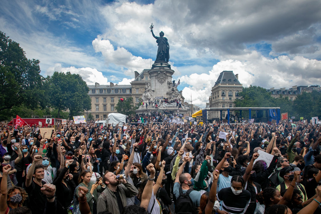 Protestanten in Frankrijk komen samen op de Place de la Republique.