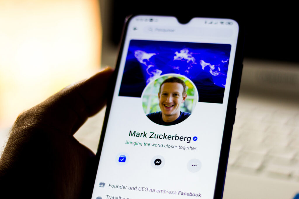 Een foto van het facebookprofiel van Mark Zuckerberg, te zien op een telefoon