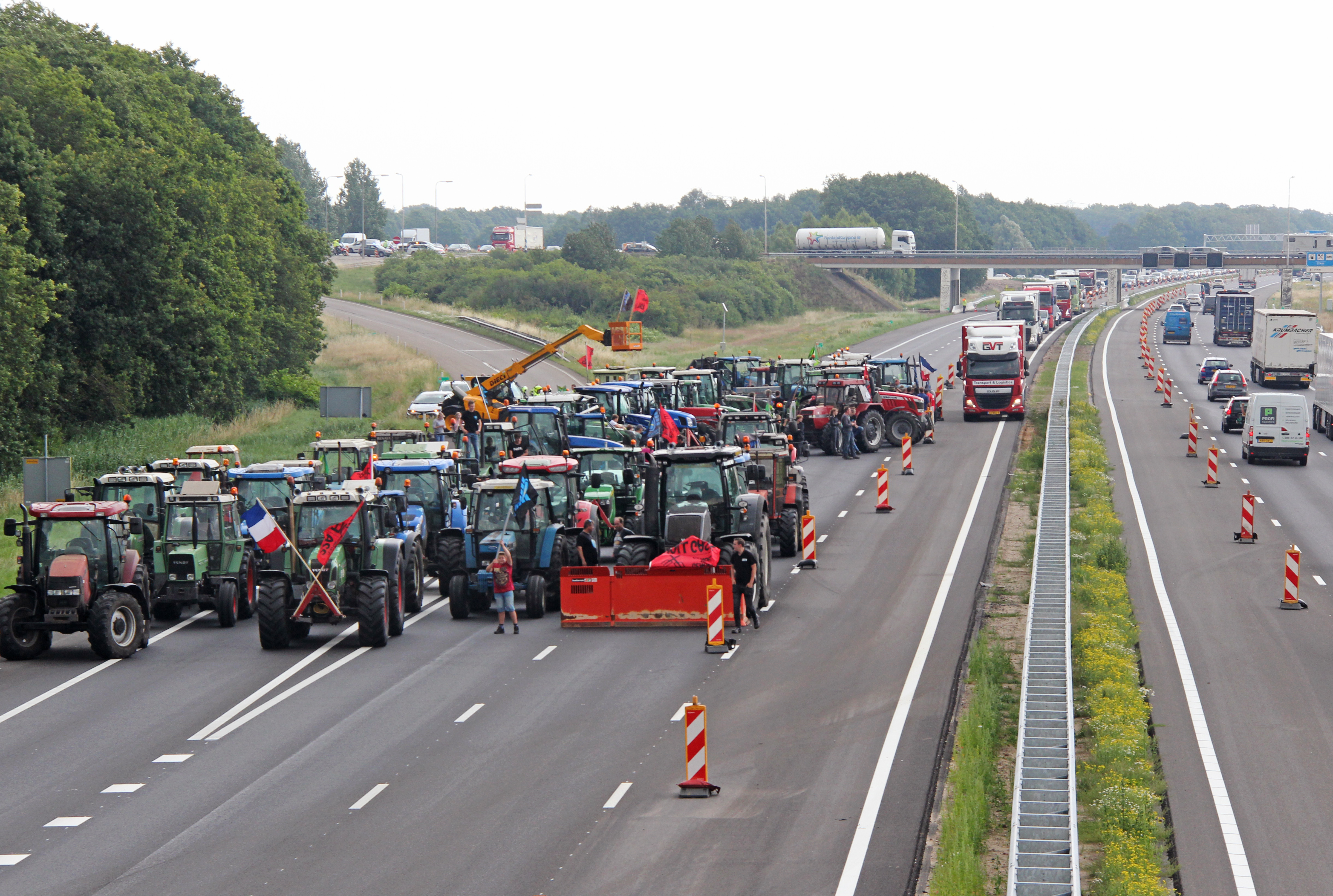 Boeren hebben het distributiecentrum bij de Albert Heijn in Zwolle geblokkeerd