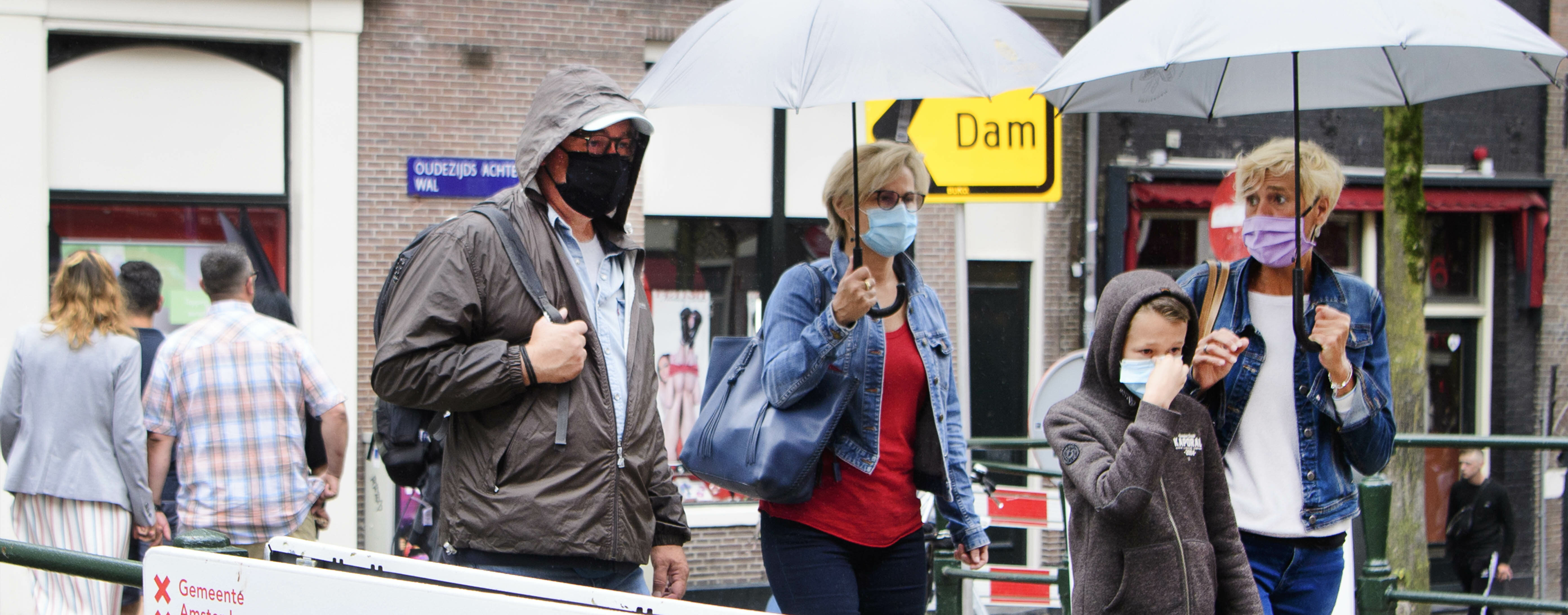 Een foto van toeristen, zaterdag in Amsterdam met paraplu's