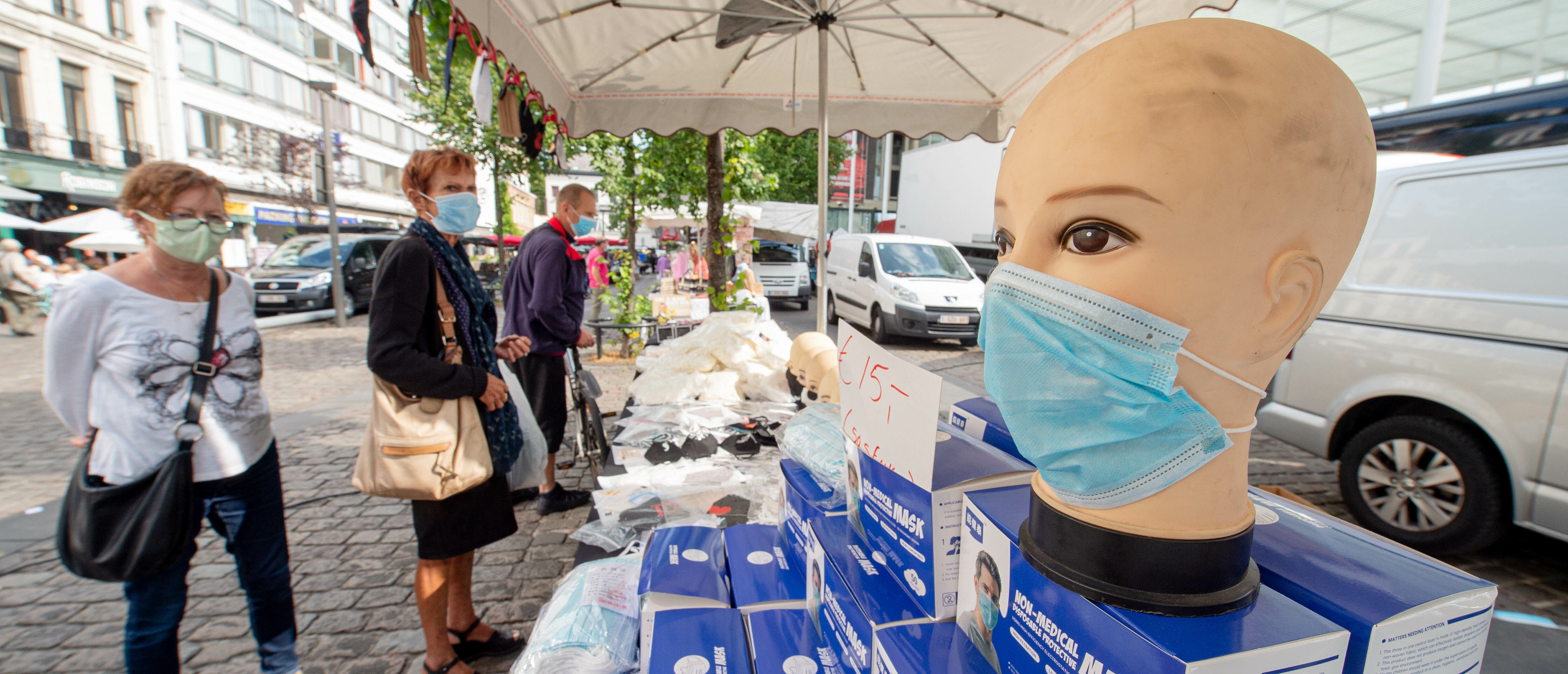 Een foto van een pop met een mondkapje in Antwerpen