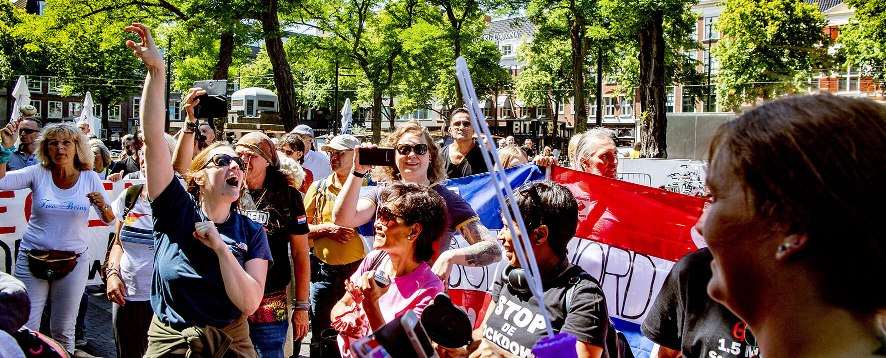 Op deze foto zie je demonstranten protesteren tijdens een mars door Den Haag tegen de coronaregels.