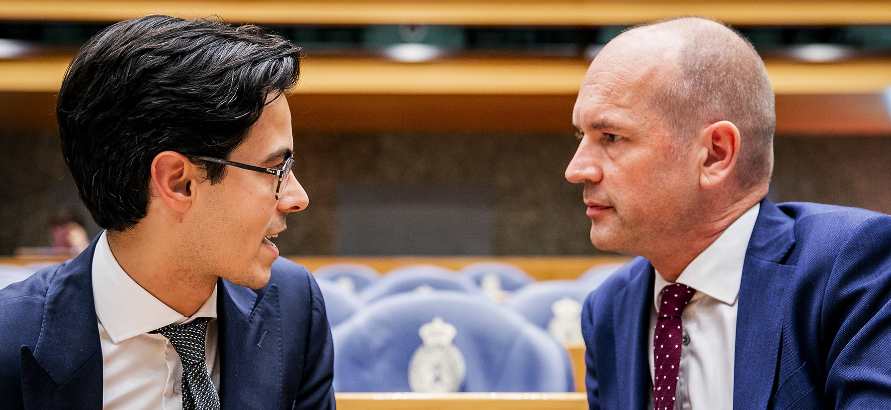 Op deze foto zie je Rob Jetten (D66) en Gert-Jan Segers (ChristenUnie) voorafgaand aan het debat over het kabinetsbesluit om de dividendbelasting te behouden.