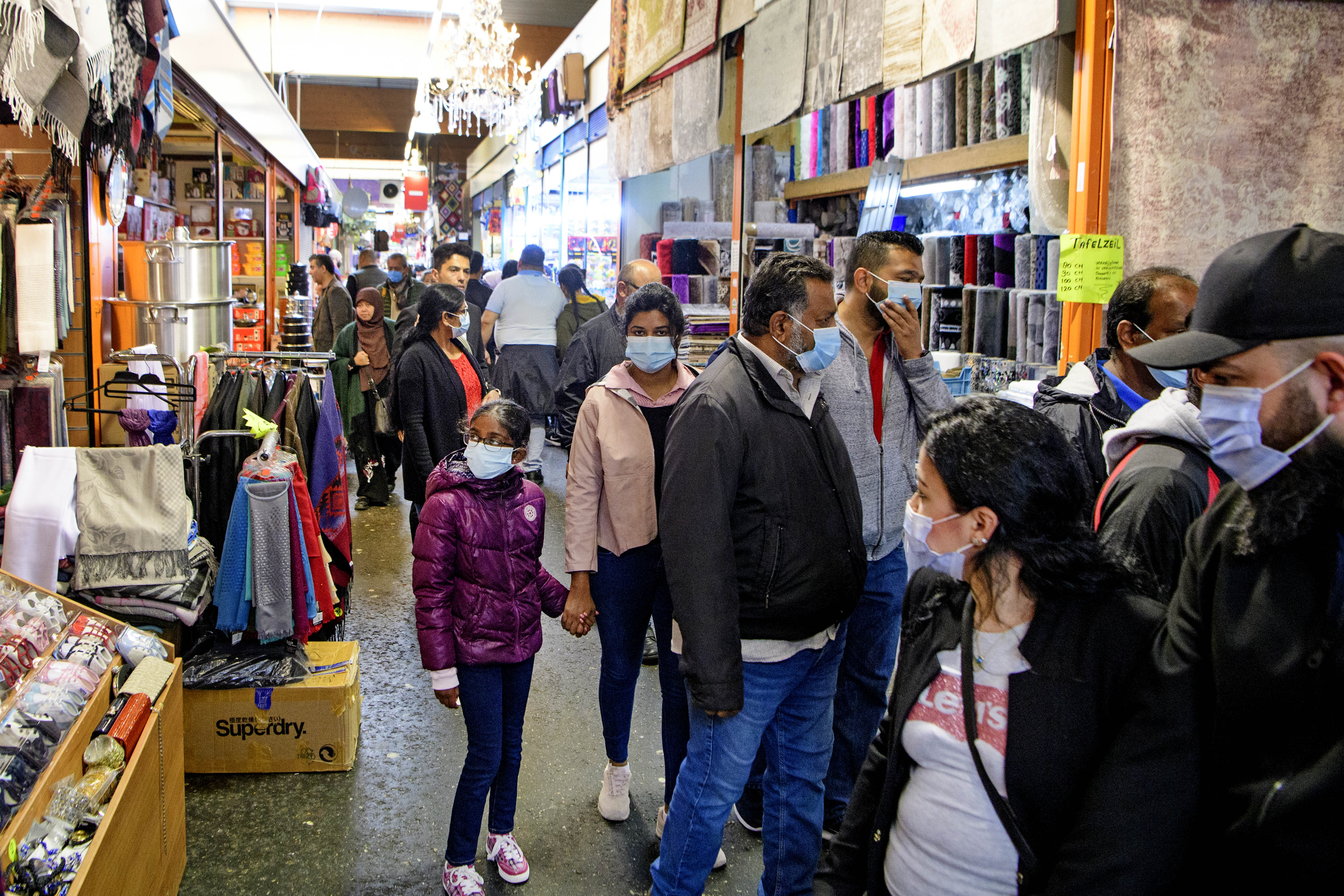 Een foto van bezoekers van de Beverwijkse Bazaar die een mondkapje dragen