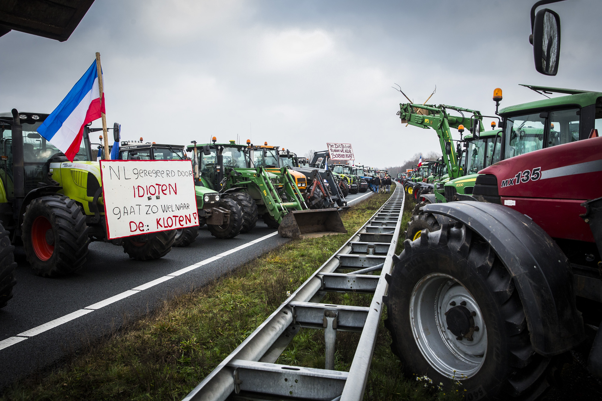 Een foto van een boerenprotest op de snelweg