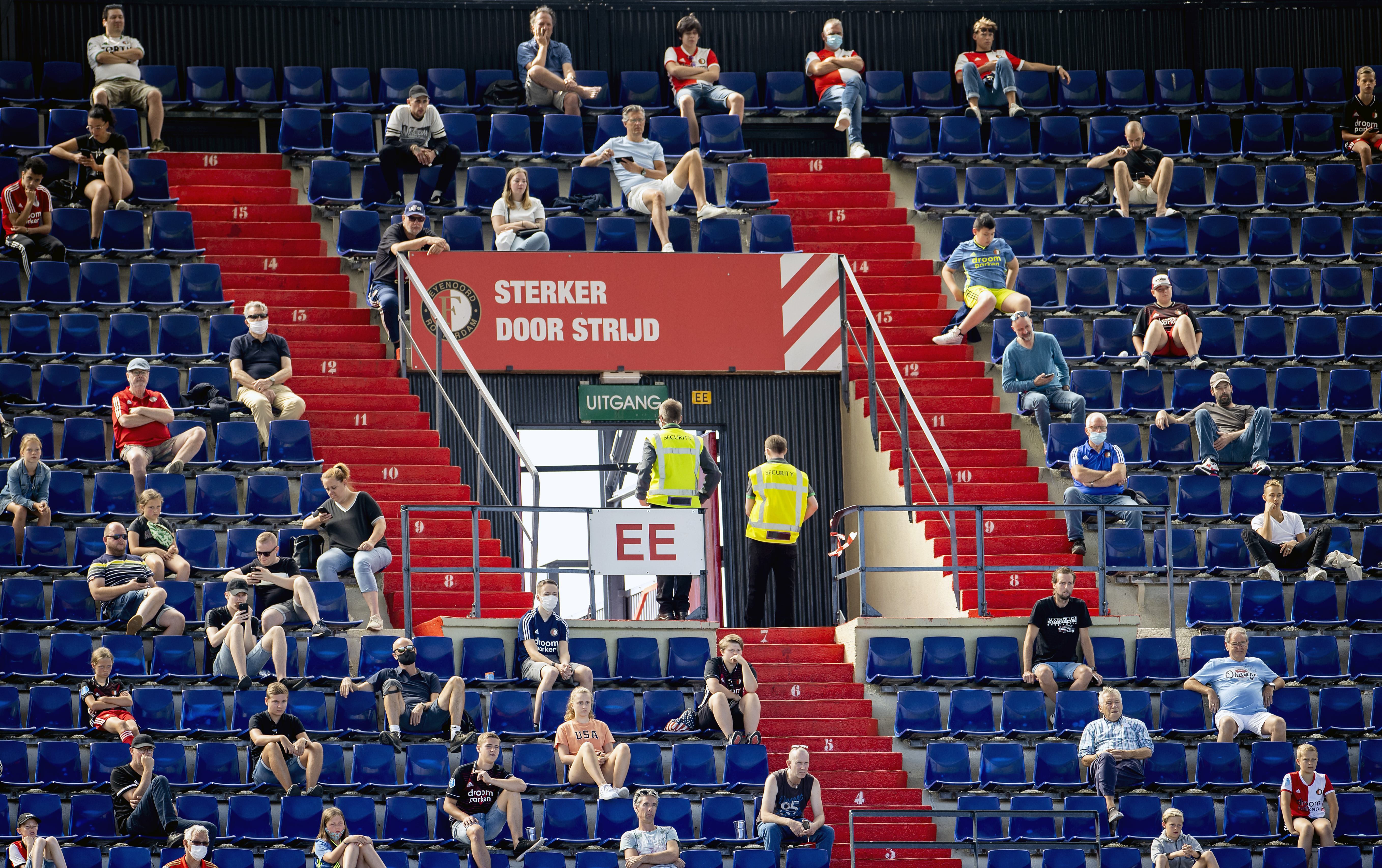 Een foto van fans van Feyenoord bij een training