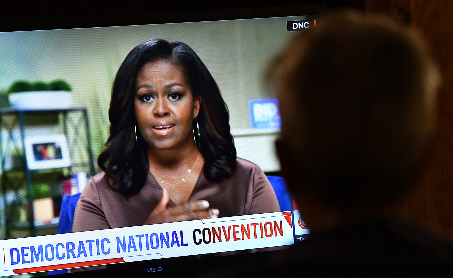 Op deze foto zie je Michelle Obama op TV tijdens de m the online broadcast of the Democratic National Convention.