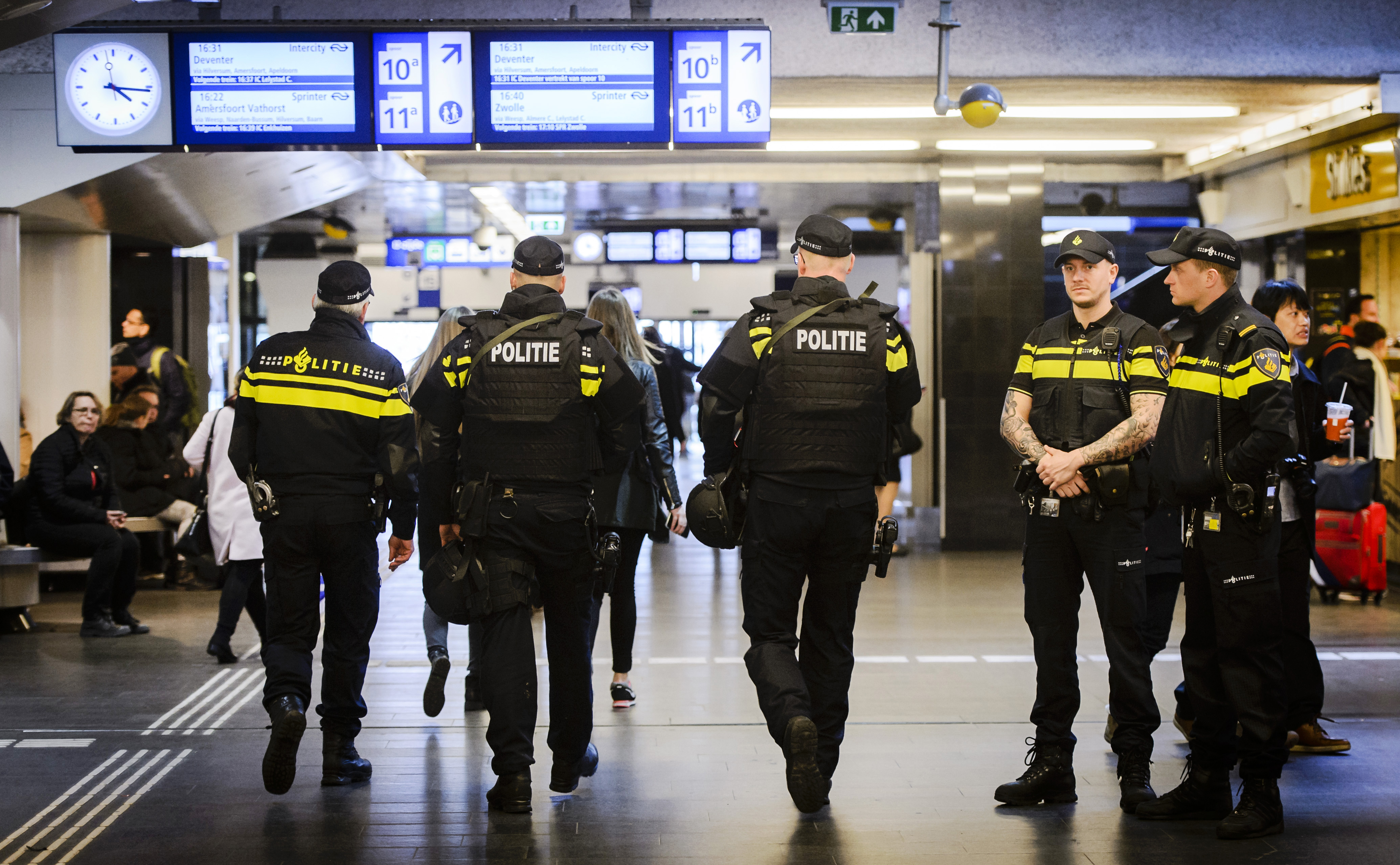 Een foto van politieagenten op Amsterdam CS