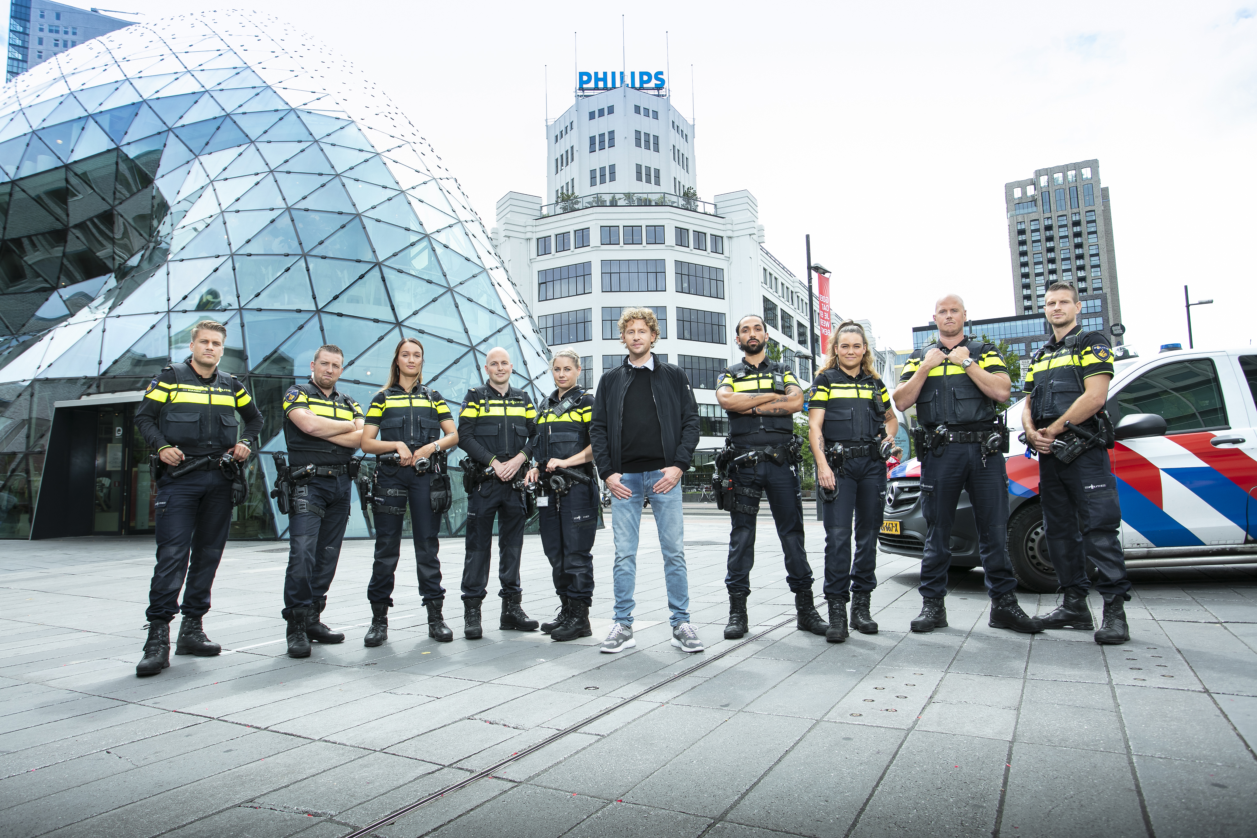 Een foto van Ewout Genemans met de politieagenten uit Bureau 040
