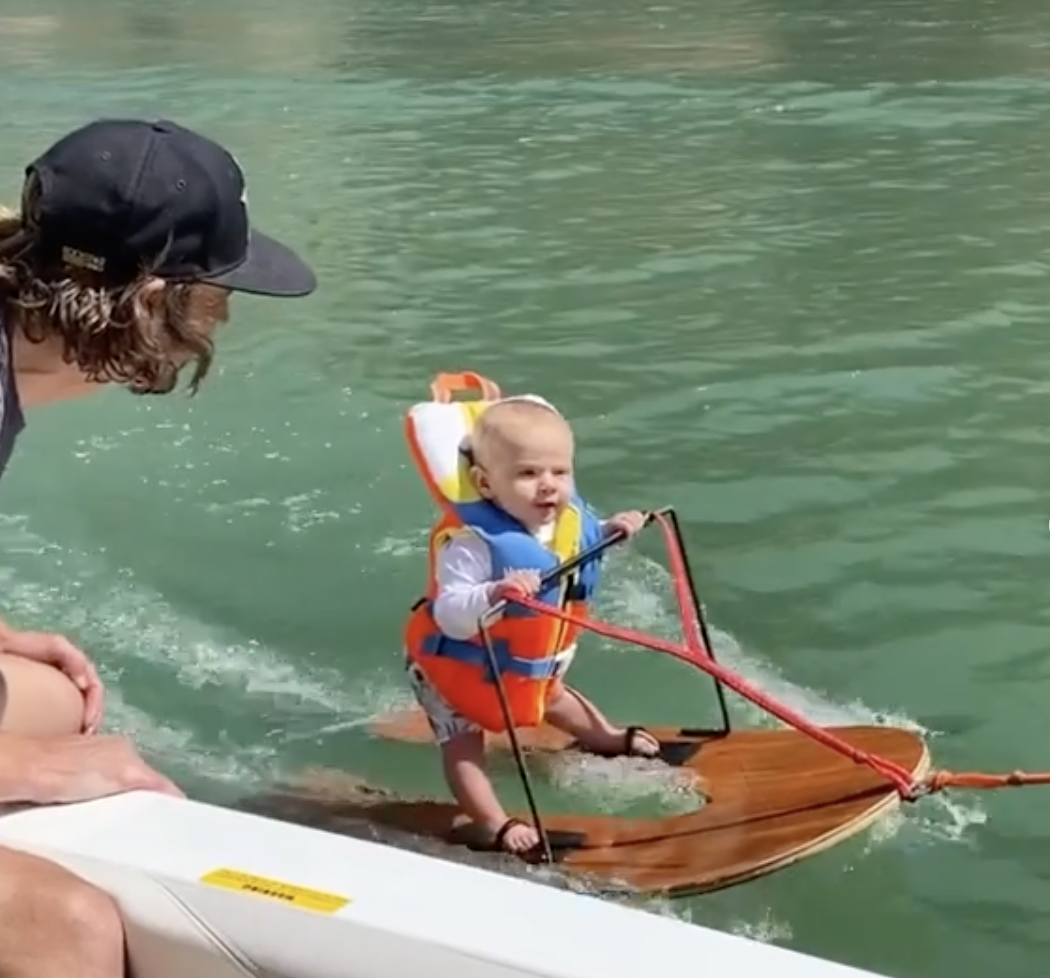 Op deze foto is baby Rich te zien, van zes maanden oud, terwijl hij in zijn eentje waterskiet. Zijn vader zit op de boot naast hem.