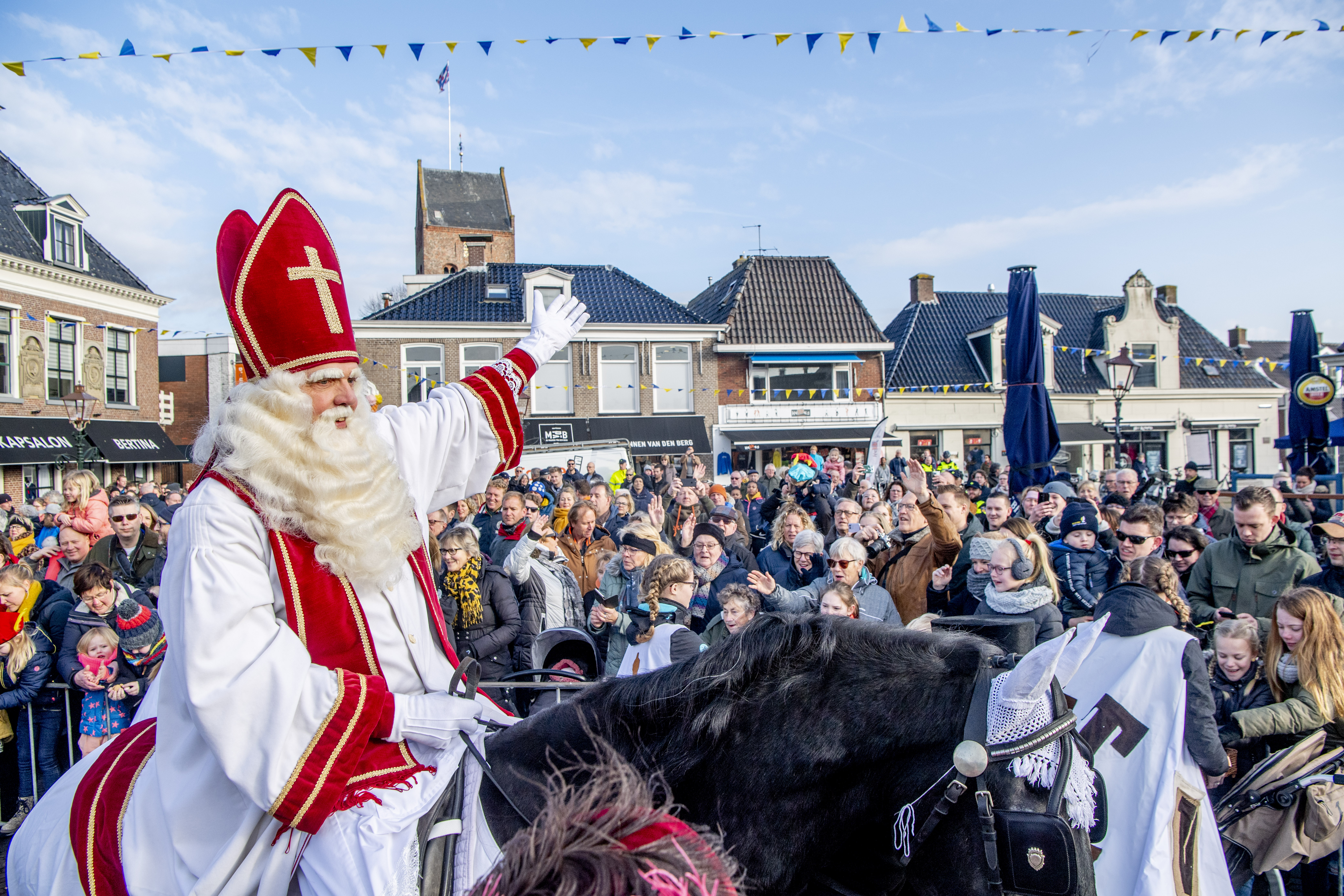 Een foto van de intocht van Sinterklaas in het Friese Grou