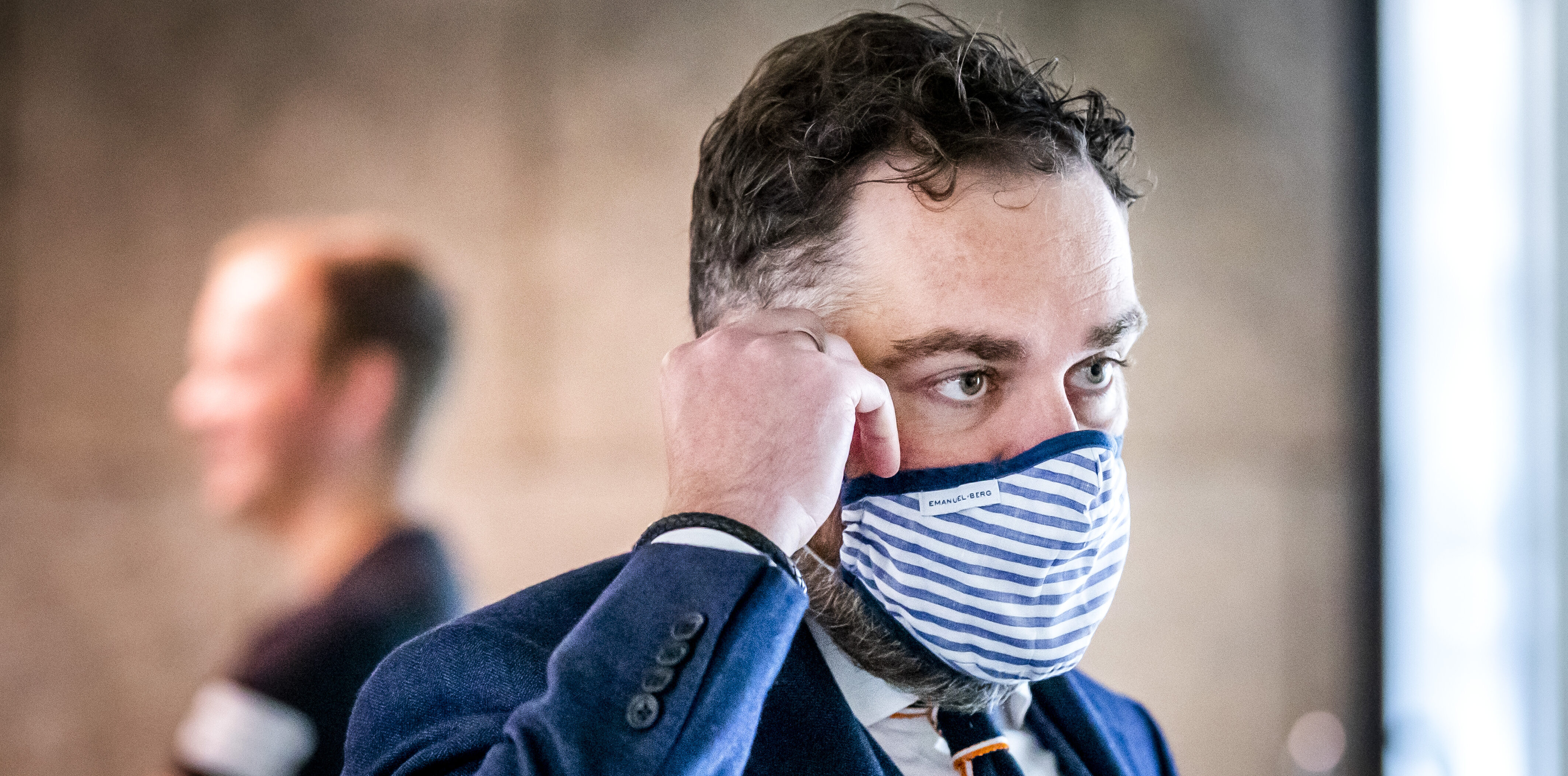 Een foto van VVD'er Klaas Dijkhoff die met mondkapje naar de Tweede Kamer kwam