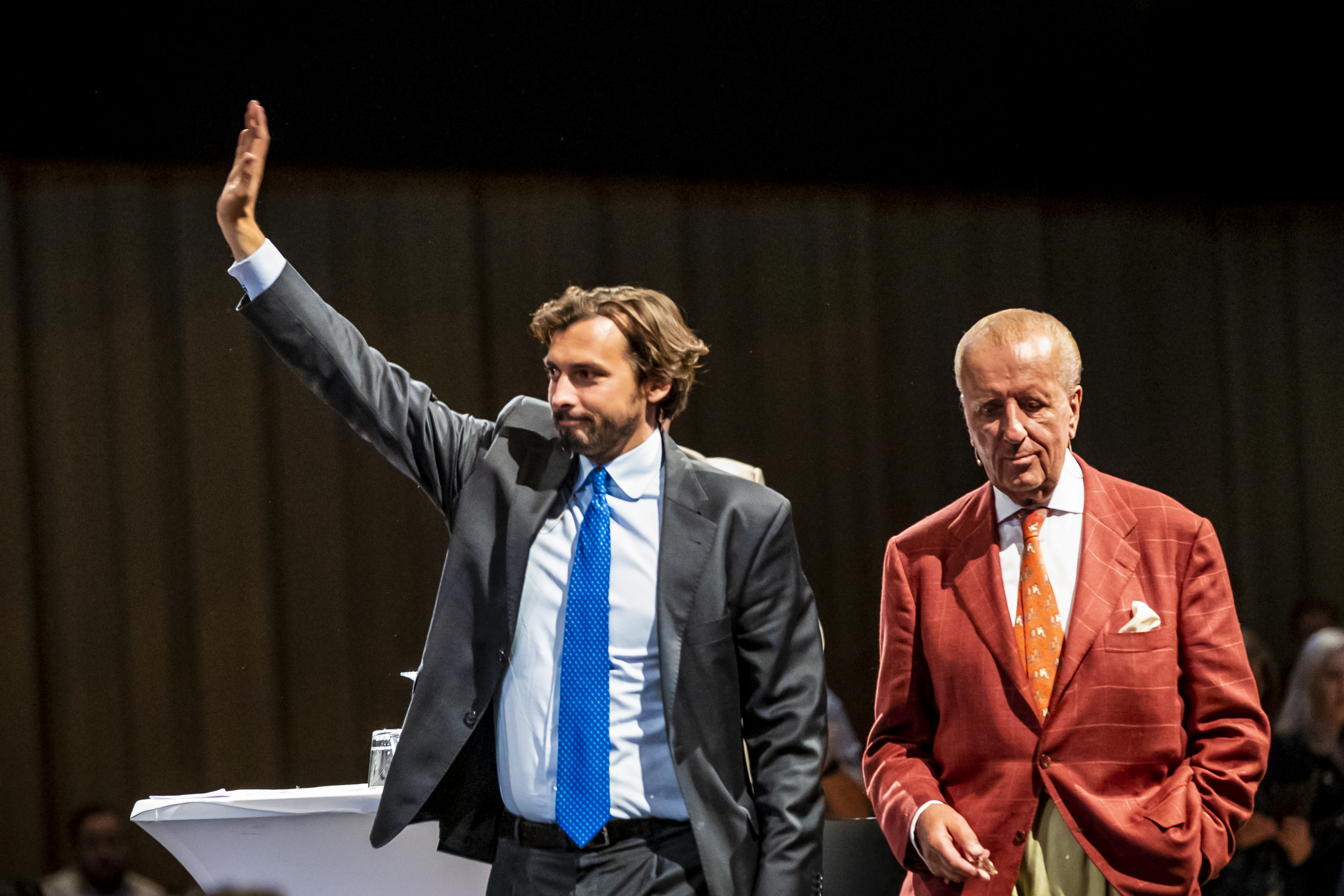 hierry Baudet en Theo Hiddema komen terug op het podium nadat een bijeenkomst van Forum voor Democratie enige tijd was stilgelegd.